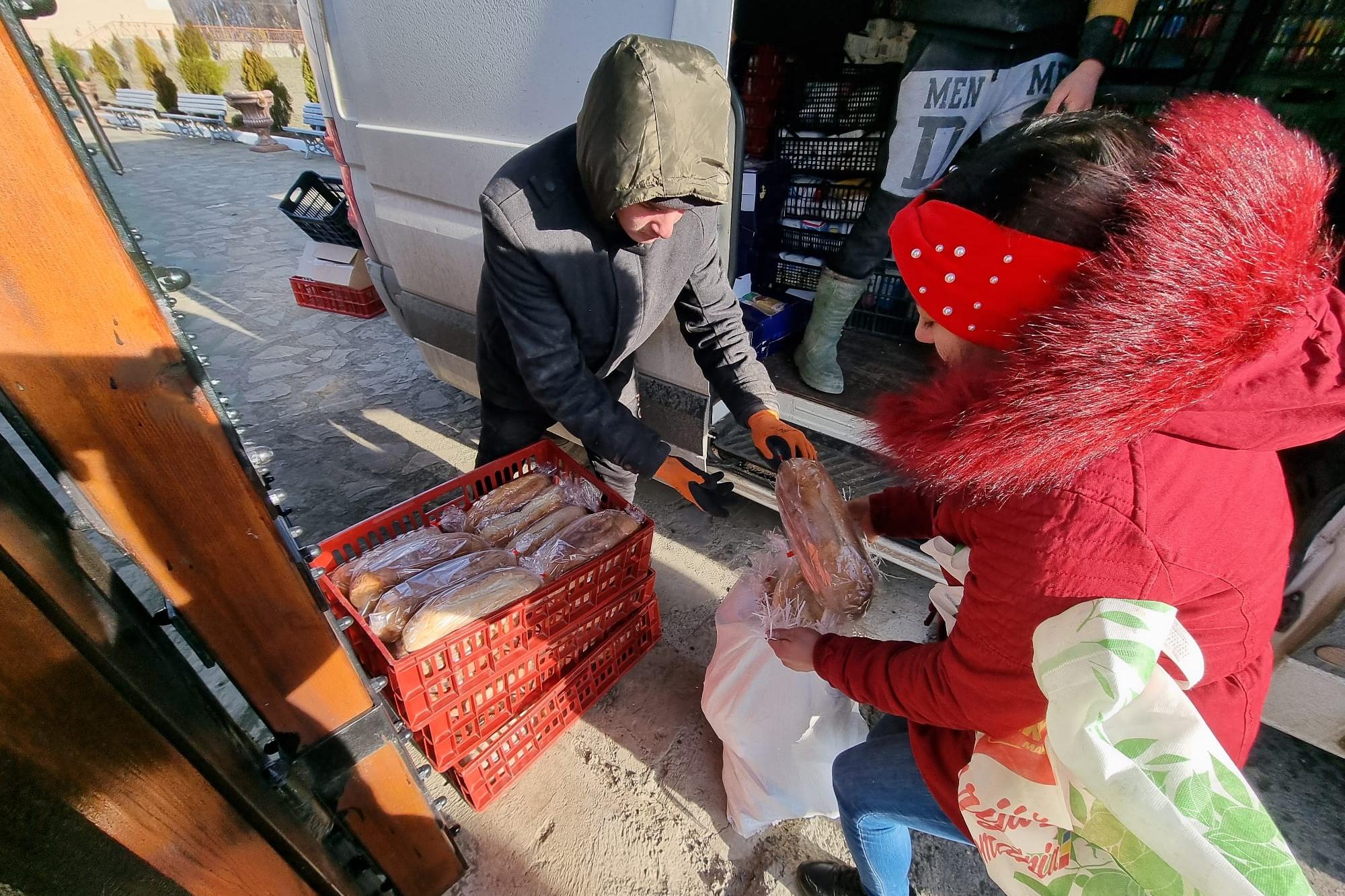 Mănăstirea Hadâmbu a oferit alimente familiilor nevoiaşe