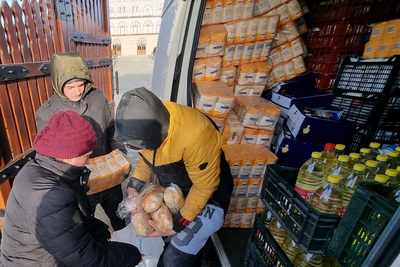 Mănăstirea Hadâmbu a oferit alimente familiilor nevoiaşe
