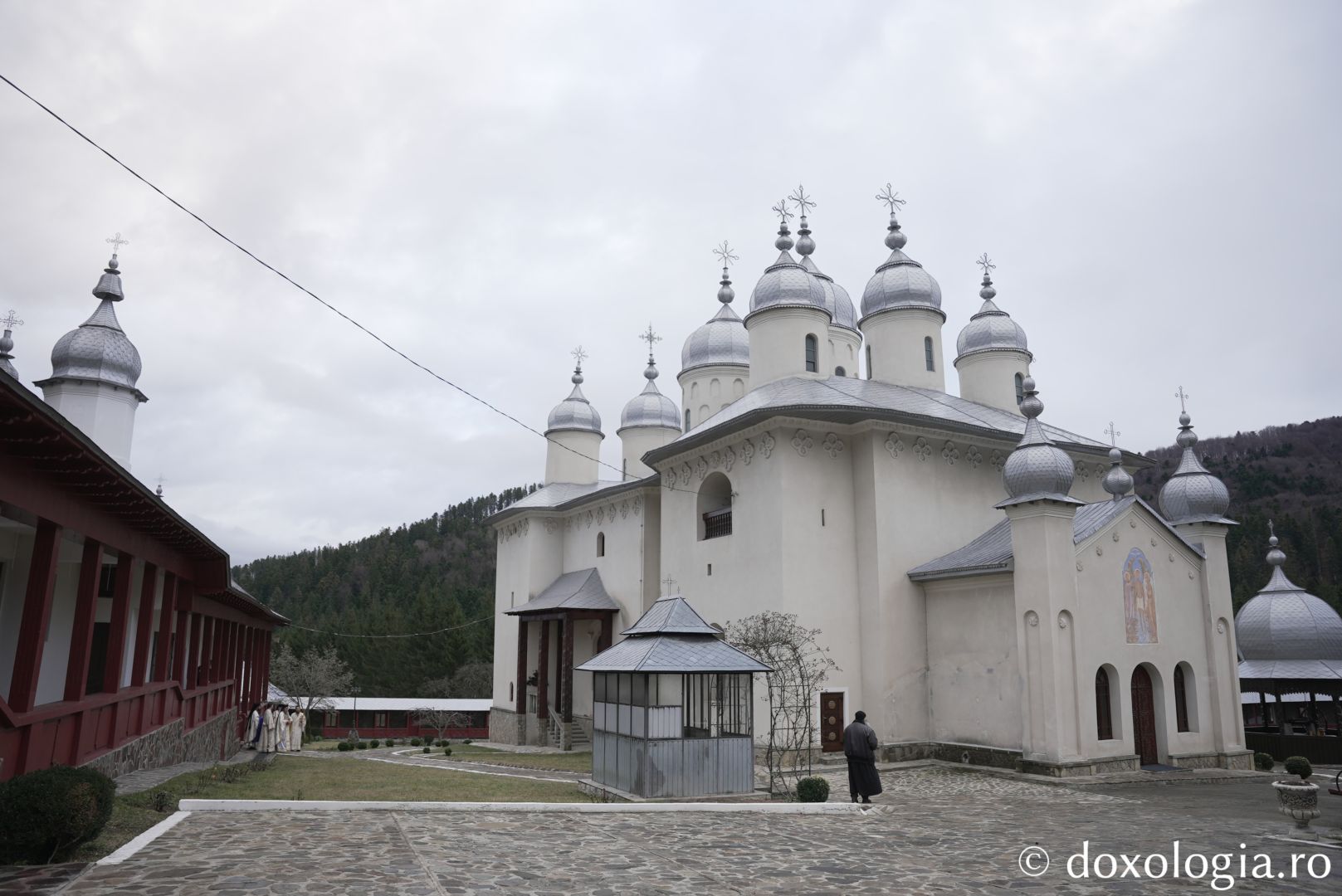 Foto: Adrian Sârbu Părintele Episcop-vicar Nichifor Botoșăneanul, prezent de praznicul Botezului Domnului la Mănăstirea Horaița