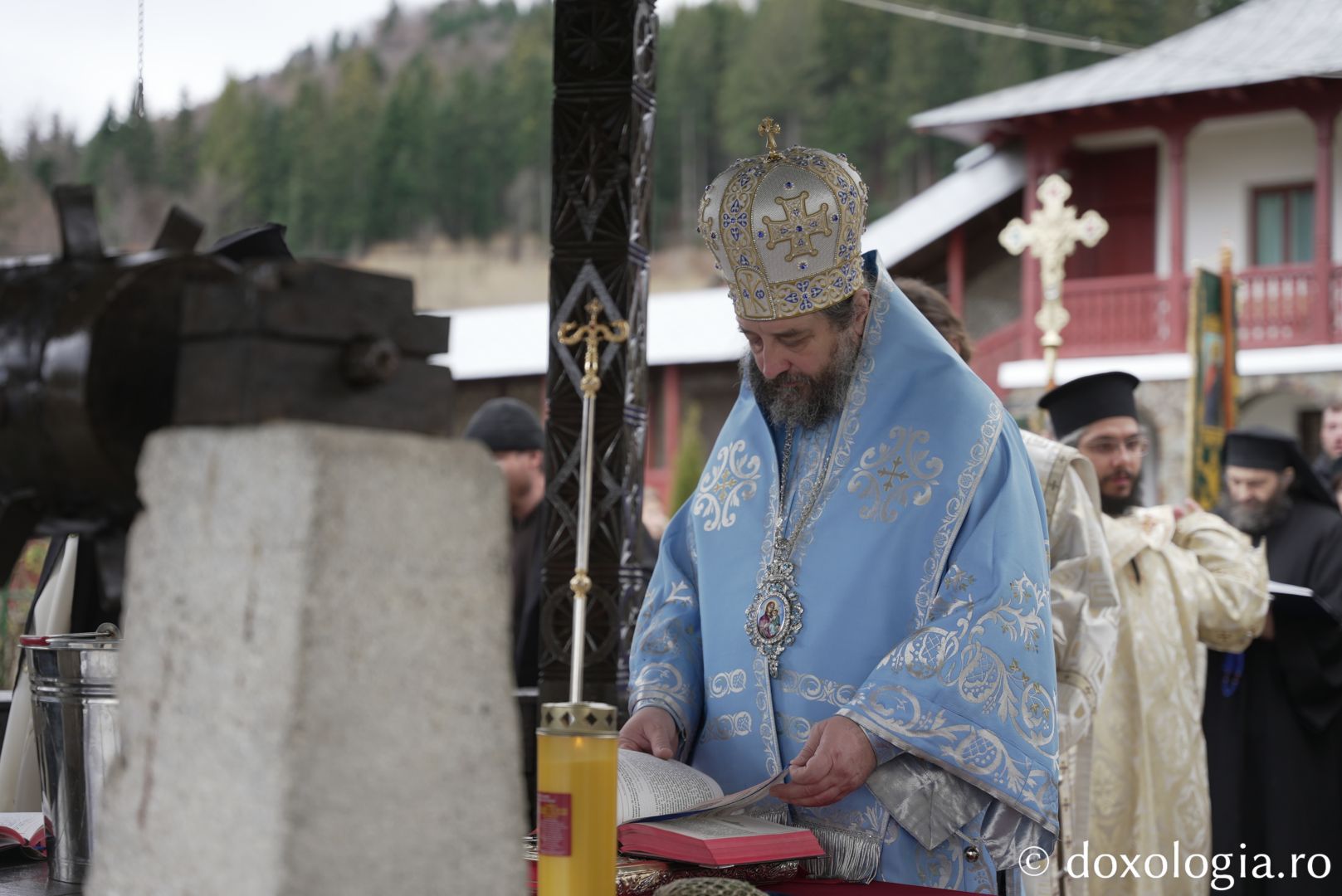 Foto: Adrian Sârbu Părintele Episcop-vicar Nichifor Botoșăneanul, prezent de praznicul Botezului Domnului la Mănăstirea Horaița