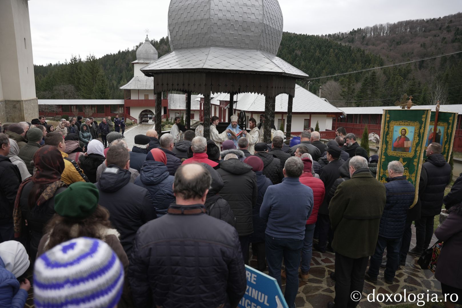 Foto: Adrian Sârbu Părintele Episcop-vicar Nichifor Botoșăneanul, prezent de praznicul Botezului Domnului la Mănăstirea Horaița