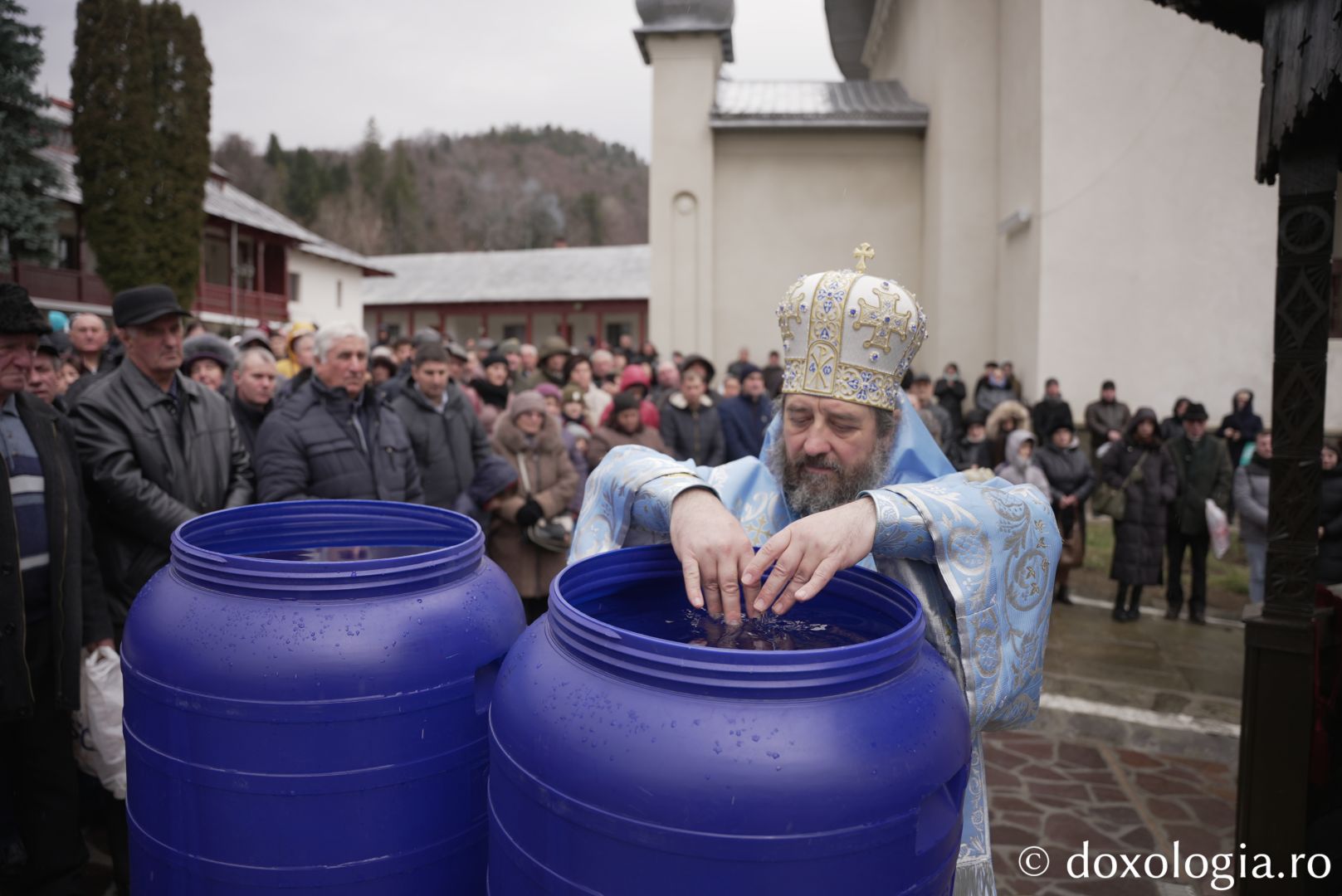 Foto: Adrian Sârbu Părintele Episcop-vicar Nichifor Botoșăneanul, prezent de praznicul Botezului Domnului la Mănăstirea Horaița
