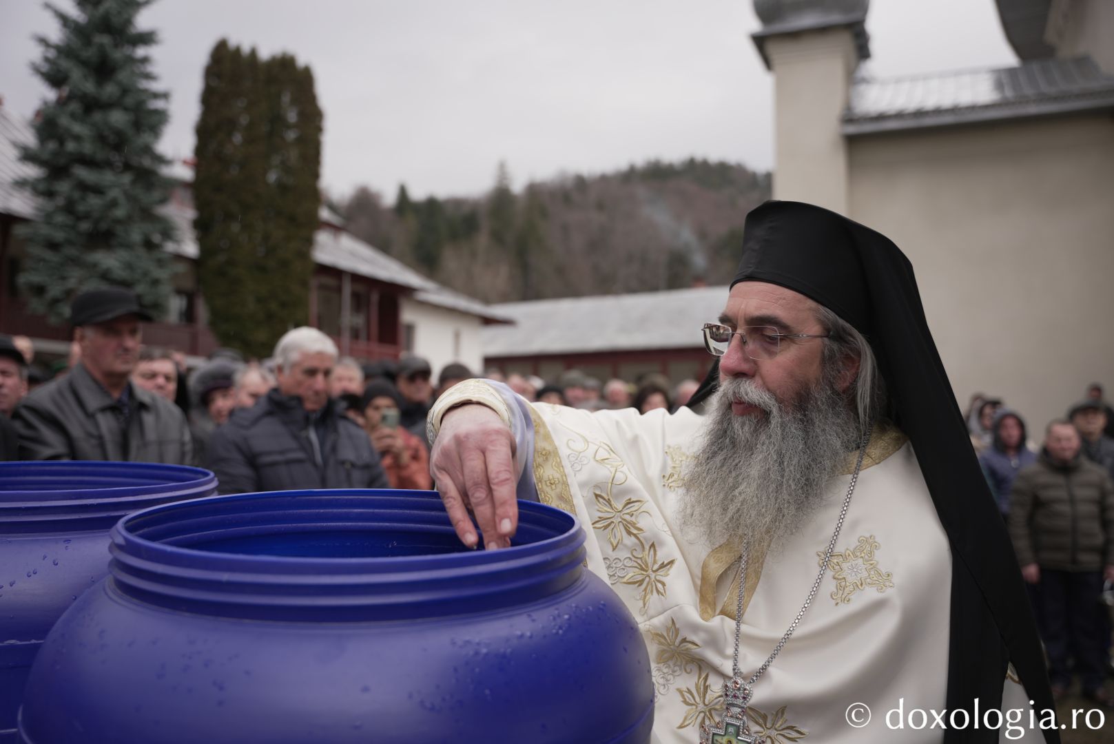 Foto: Adrian Sârbu Părintele Episcop-vicar Nichifor Botoșăneanul, prezent de praznicul Botezului Domnului la Mănăstirea Horaița