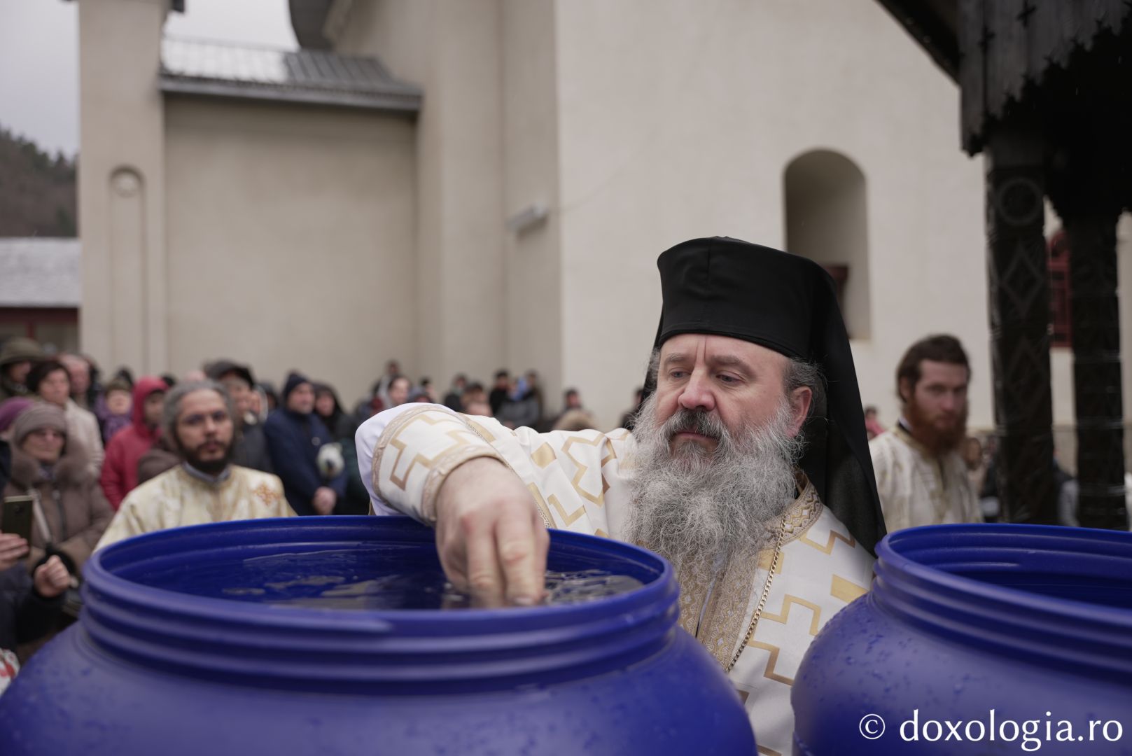 Foto: Adrian Sârbu Părintele Episcop-vicar Nichifor Botoșăneanul, prezent de praznicul Botezului Domnului la Mănăstirea Horaița