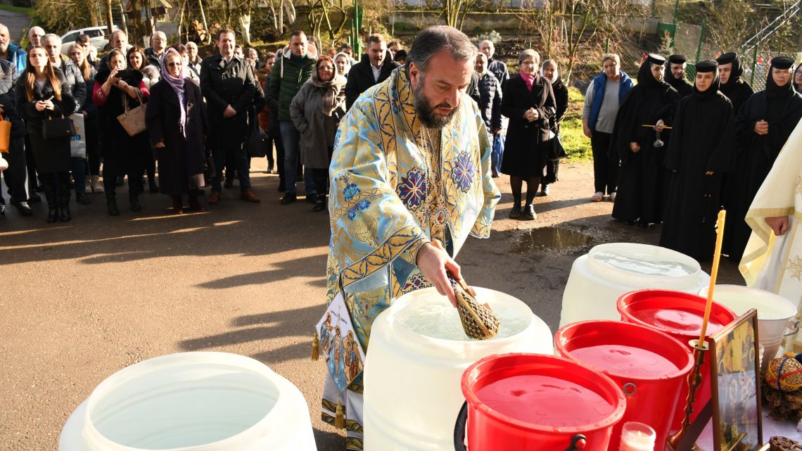Foto: episcopiacaransebesului.ro Binecuvântare arhierească în Ajun de Bobotează la Mănăstirea Vasiova