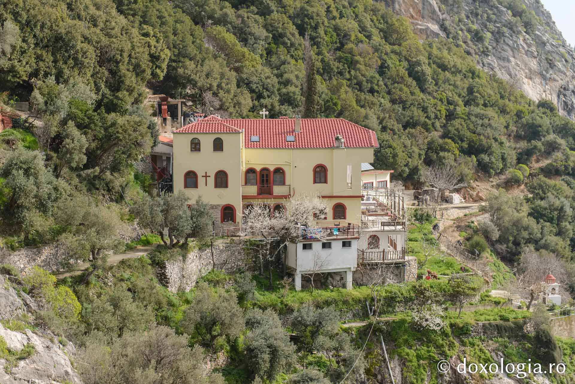 Coliba „Sfântului Apostol Toma” de la Schitul Sfânta Ana Mică – vedere dinspre vest / Foto: Pr. Silviu Cluci Coliba Sfântului Apostol Toma de la „Sihăstria Sfânta Ana Mică” – Athos