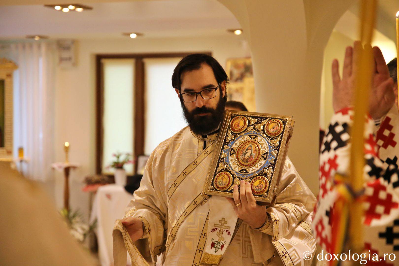 Credincioșii din Chilișoaia au, începând de astăzi, un nou preot paroh