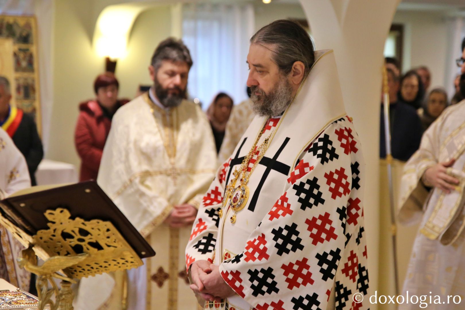 Credincioșii din Chilișoaia au, începând de astăzi, un nou preot paroh