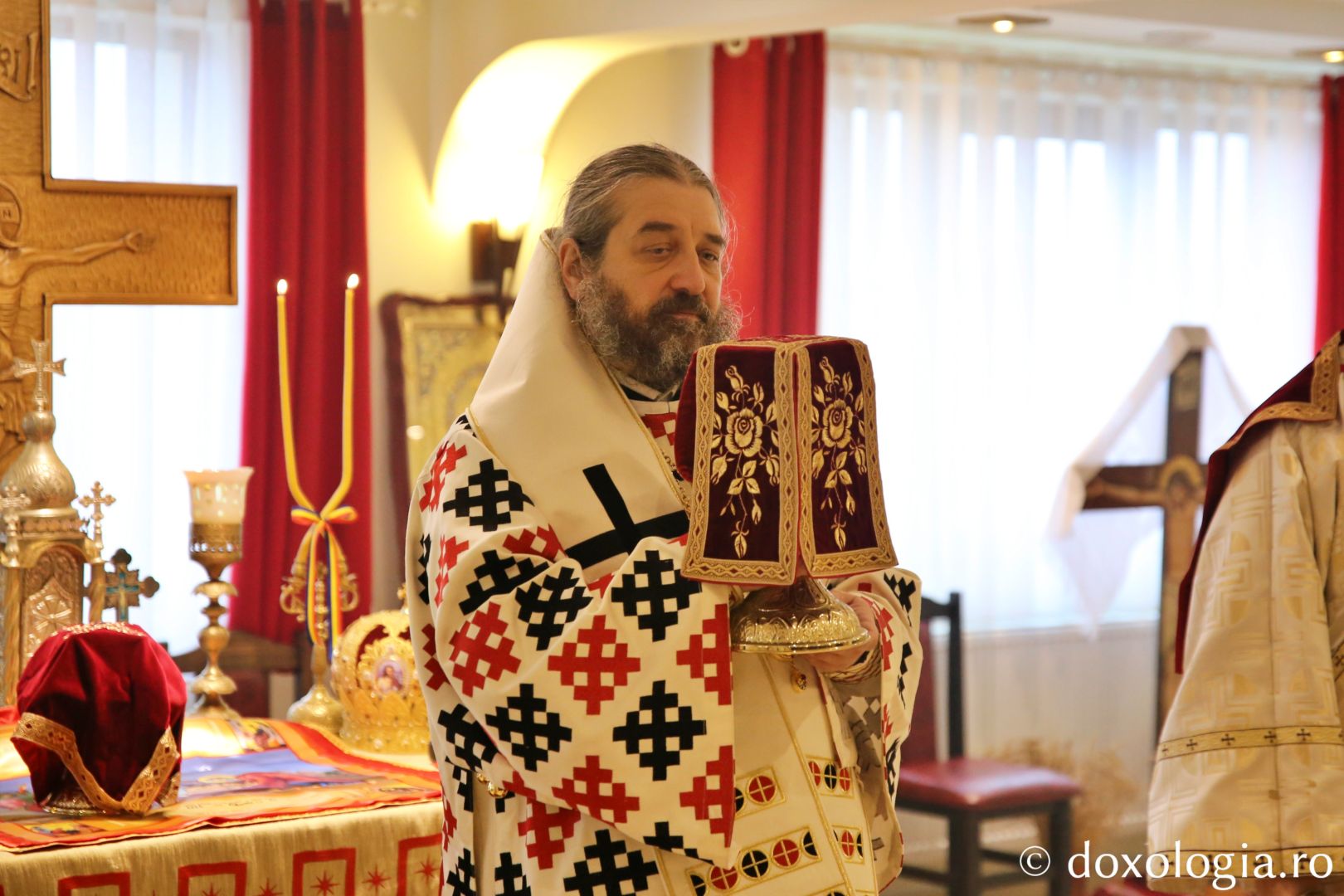 Credincioșii din Chilișoaia au, începând de astăzi, un nou preot paroh