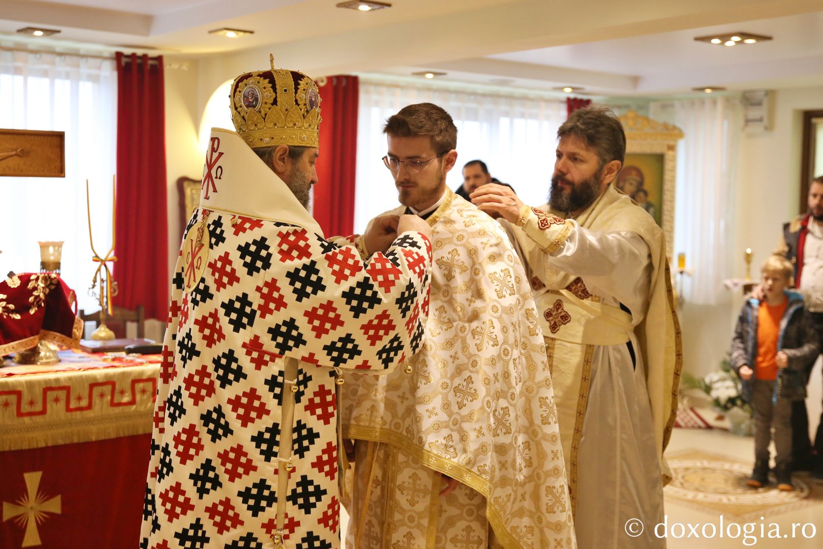 Credincioșii din Chilișoaia au, începând de astăzi, un nou preot paroh