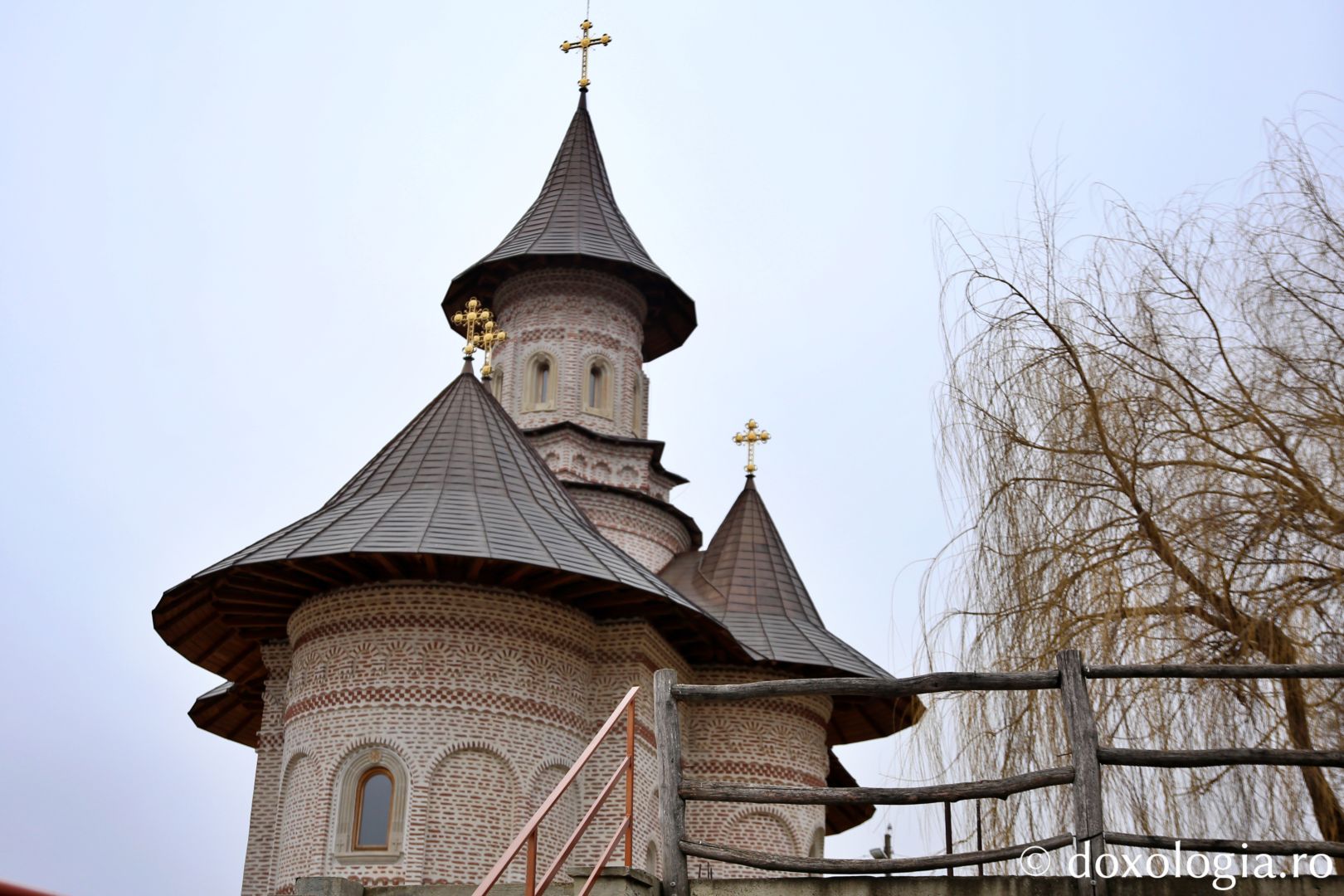 Credincioșii din Chilișoaia au, începând de astăzi, un nou preot paroh