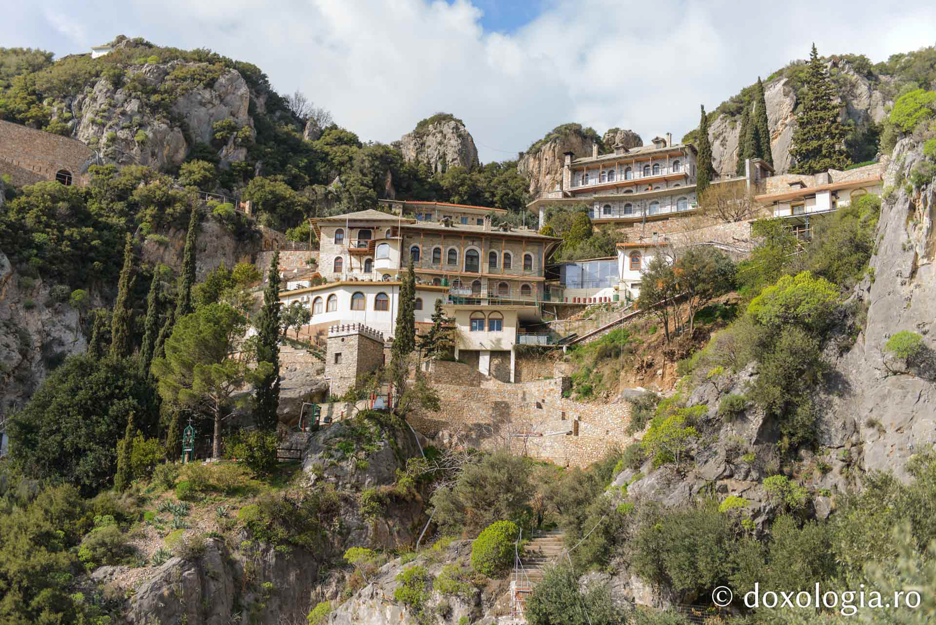 (Foto) Pași de pelerin la Coliba „Adormirea Maicii Domnului” de la Sfânta Ana Mică – Athos