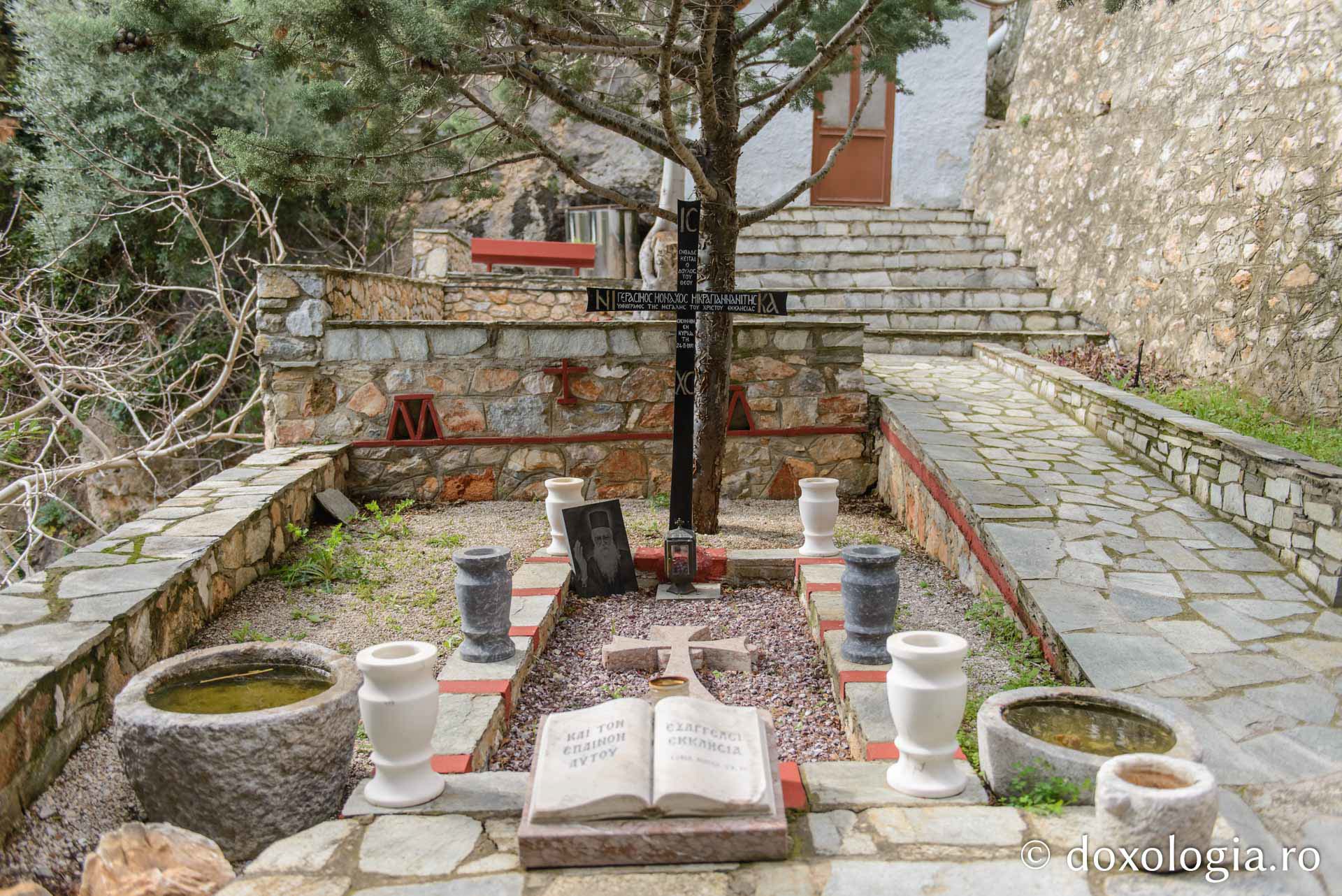 Mormântul Cuviosului Gherasim Mikraghiananitul / Foto: pr. Silviu Cluci Mormântul Cuviosului Gherasim Mikraghiananitul