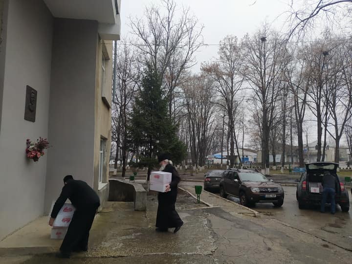 Episcopia de Bălți a oferit daruri copiilor din Secția Pediatrie Bălți