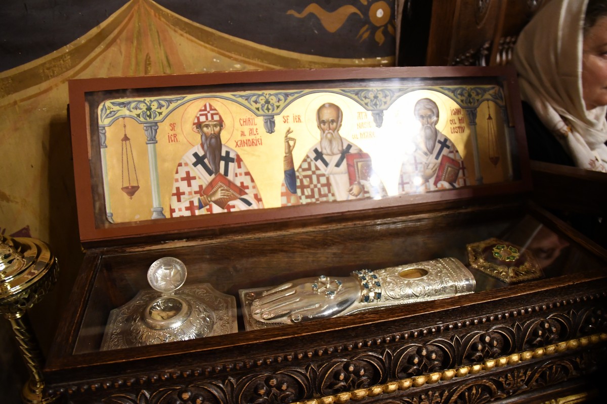 Slujire arhierească la hramul Bisericii „Sfinţii Atanasie şi Chiril” a Mănăstirii Copou