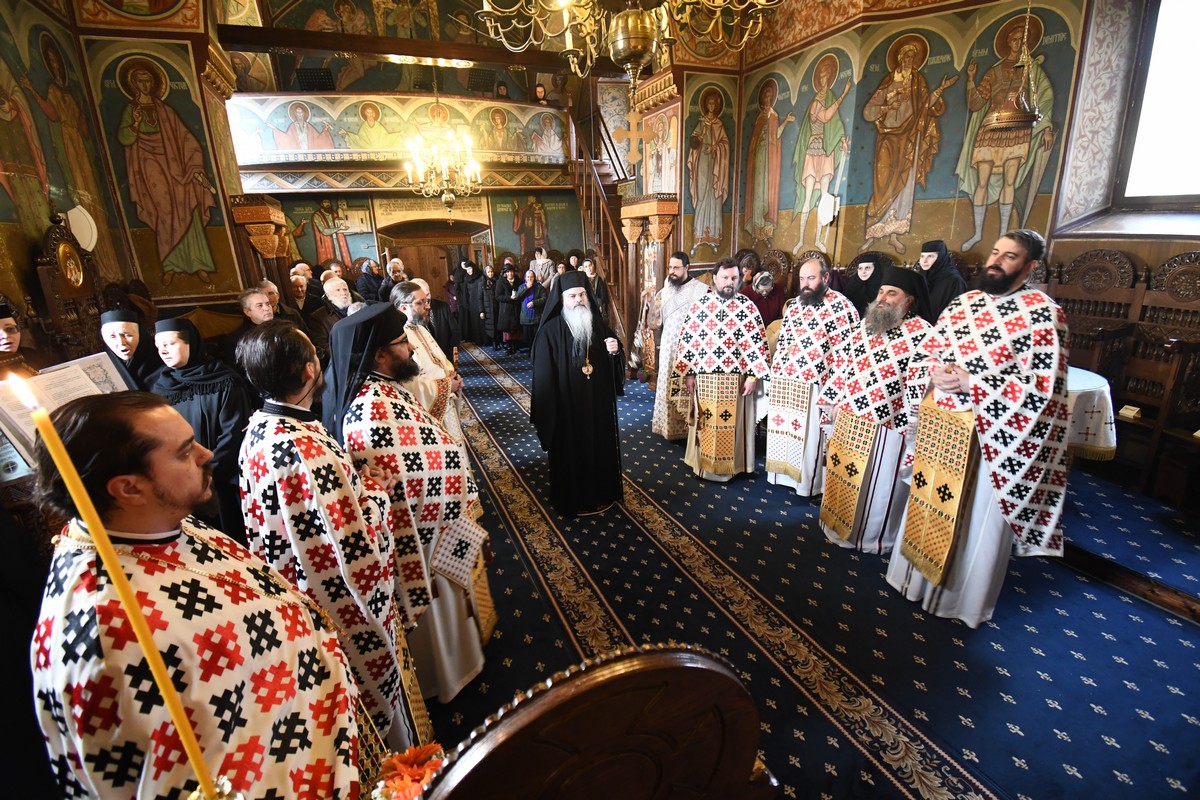 Slujire arhierească la hramul Bisericii „Sfinţii Atanasie şi Chiril” a Mănăstirii Copou