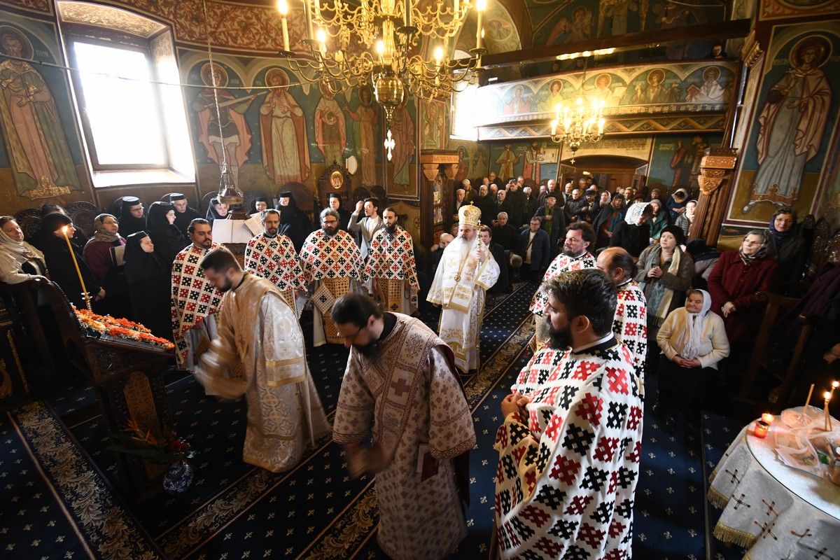 Slujire arhierească la hramul Bisericii „Sfinţii Atanasie şi Chiril” a Mănăstirii Copou