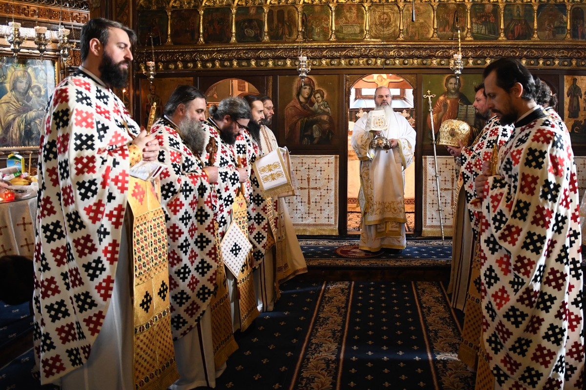 Slujire arhierească la hramul Bisericii „Sfinţii Atanasie şi Chiril” a Mănăstirii Copou
