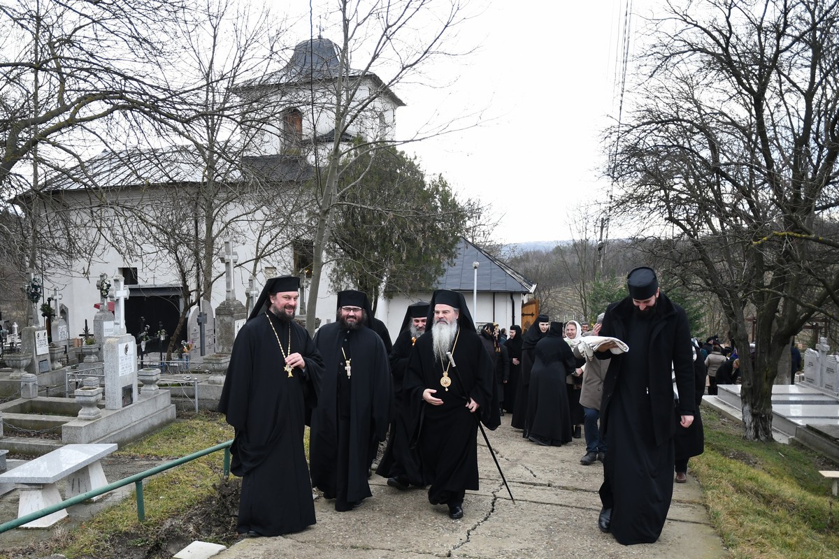 Slujire arhierească la hramul Bisericii „Sfinţii Atanasie şi Chiril” a Mănăstirii Copou
