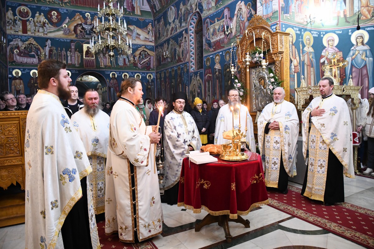 Priveghere în cinstea icoanei Maicii Domnului „Paramythía”, la Mănăstirea Piatra Sfântă