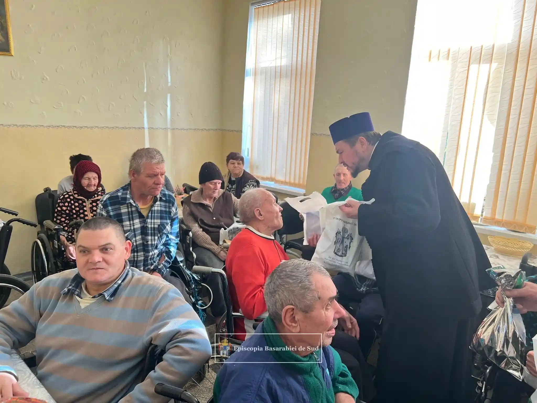Foto: Episcopia Basarabiei de Sud Episcopul Basarabiei de Sud a împărţit daruri la un aşezământ pentru bătrâni