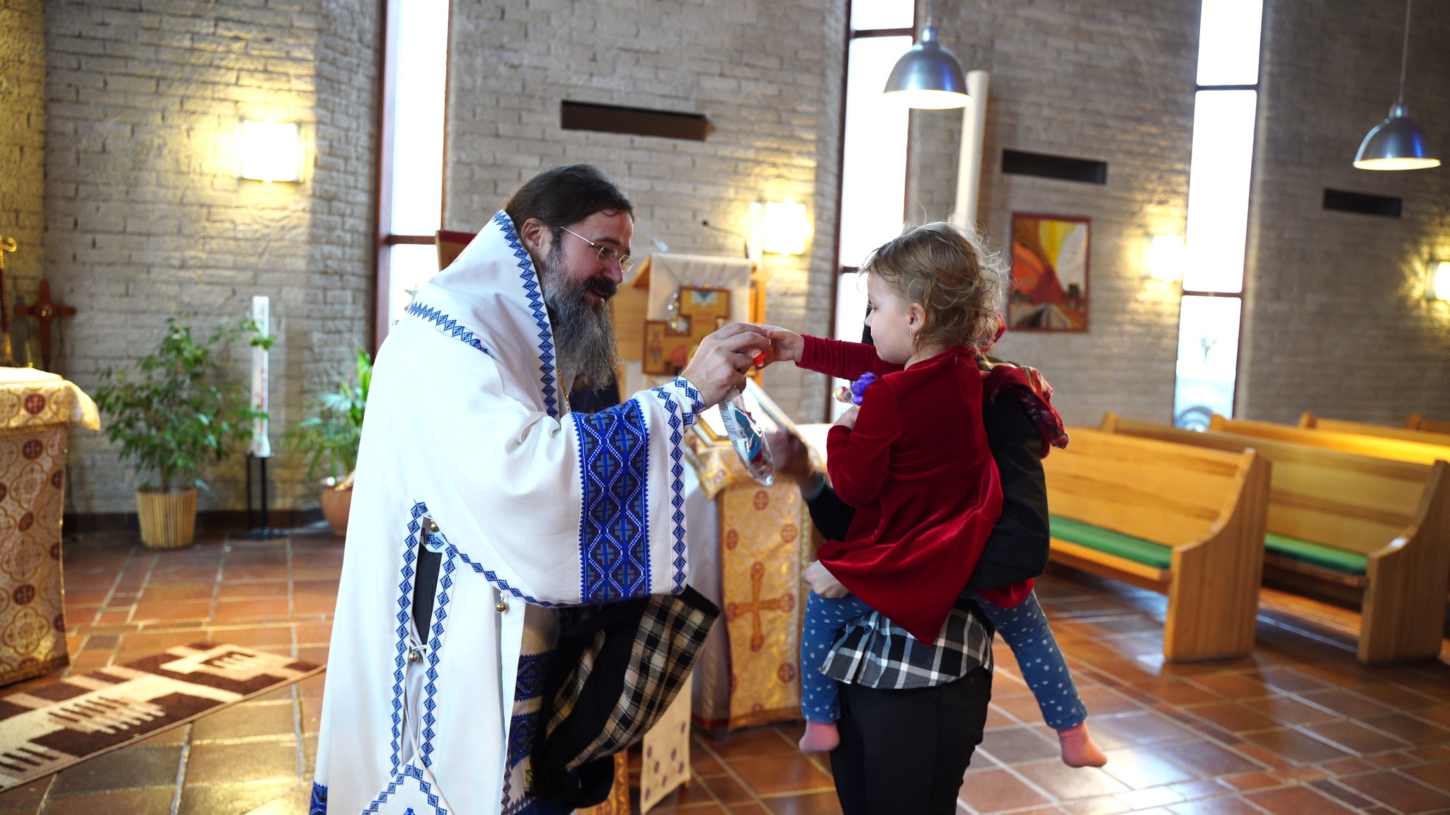 Episcopul Europei de Nord a botezat un italian și un român în biserica românească din Stockholm