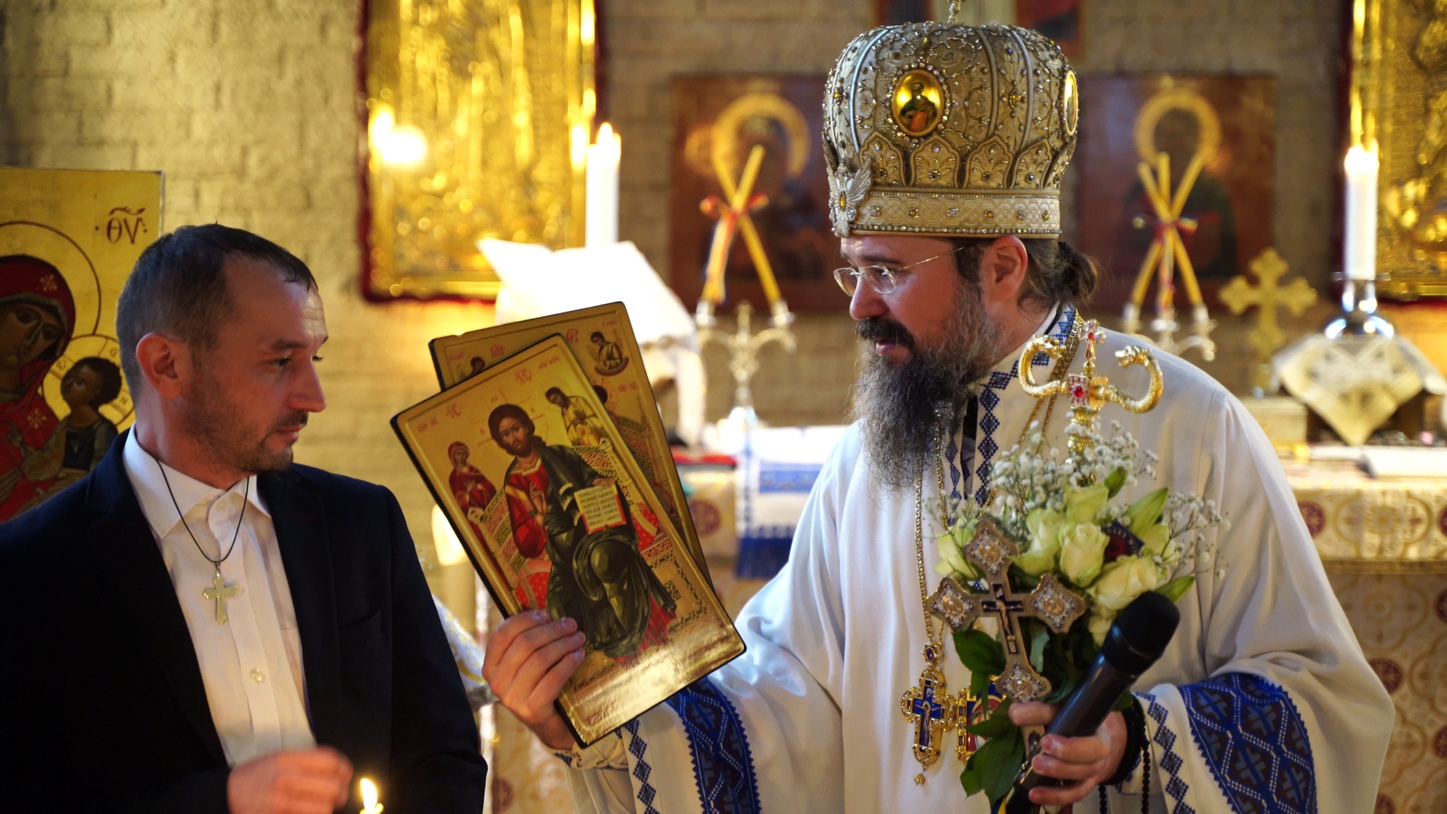 Episcopul Europei de Nord a botezat un italian și un român în biserica românească din Stockholm