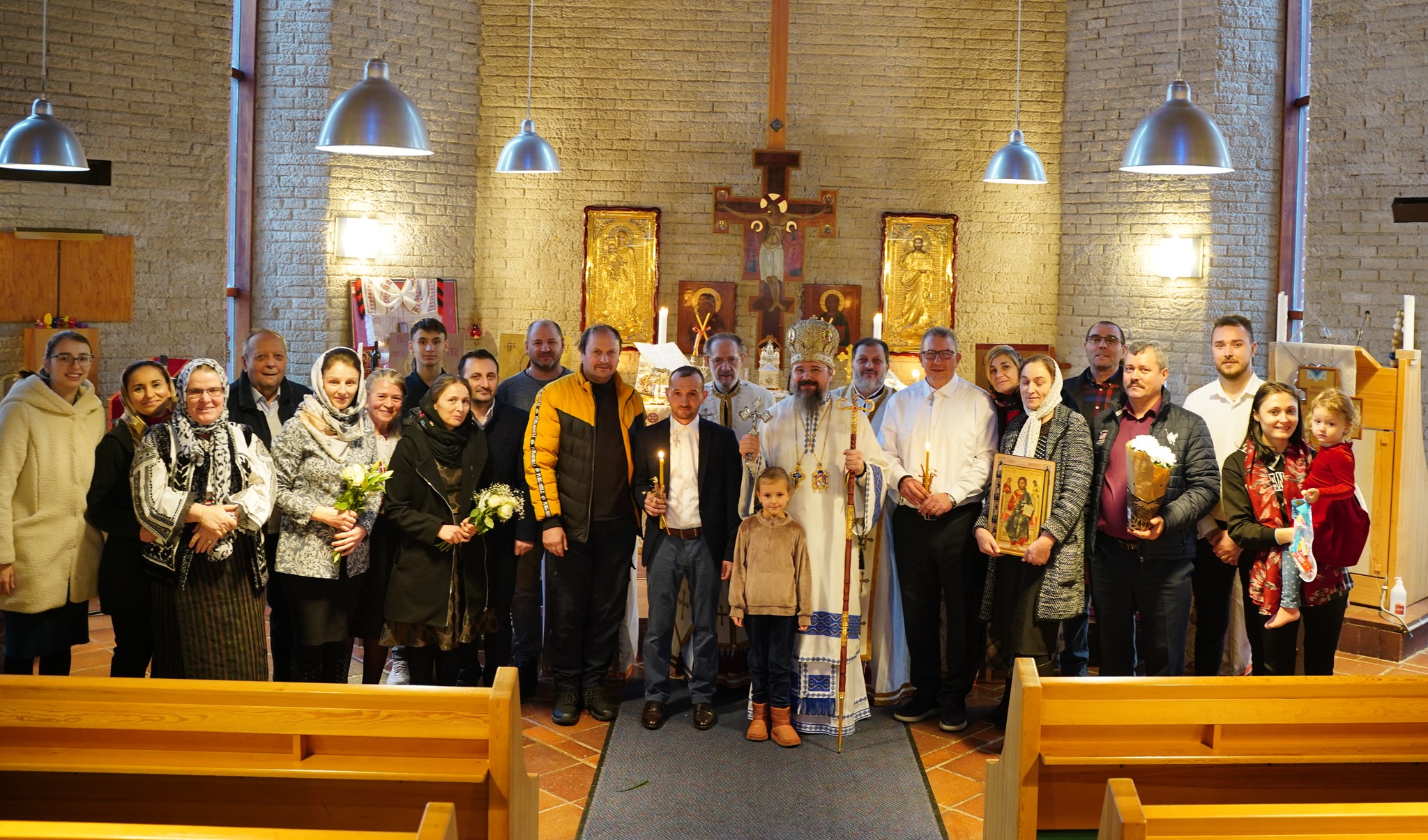 Episcopul Europei de Nord a botezat un italian și un român în biserica românească din Stockholm