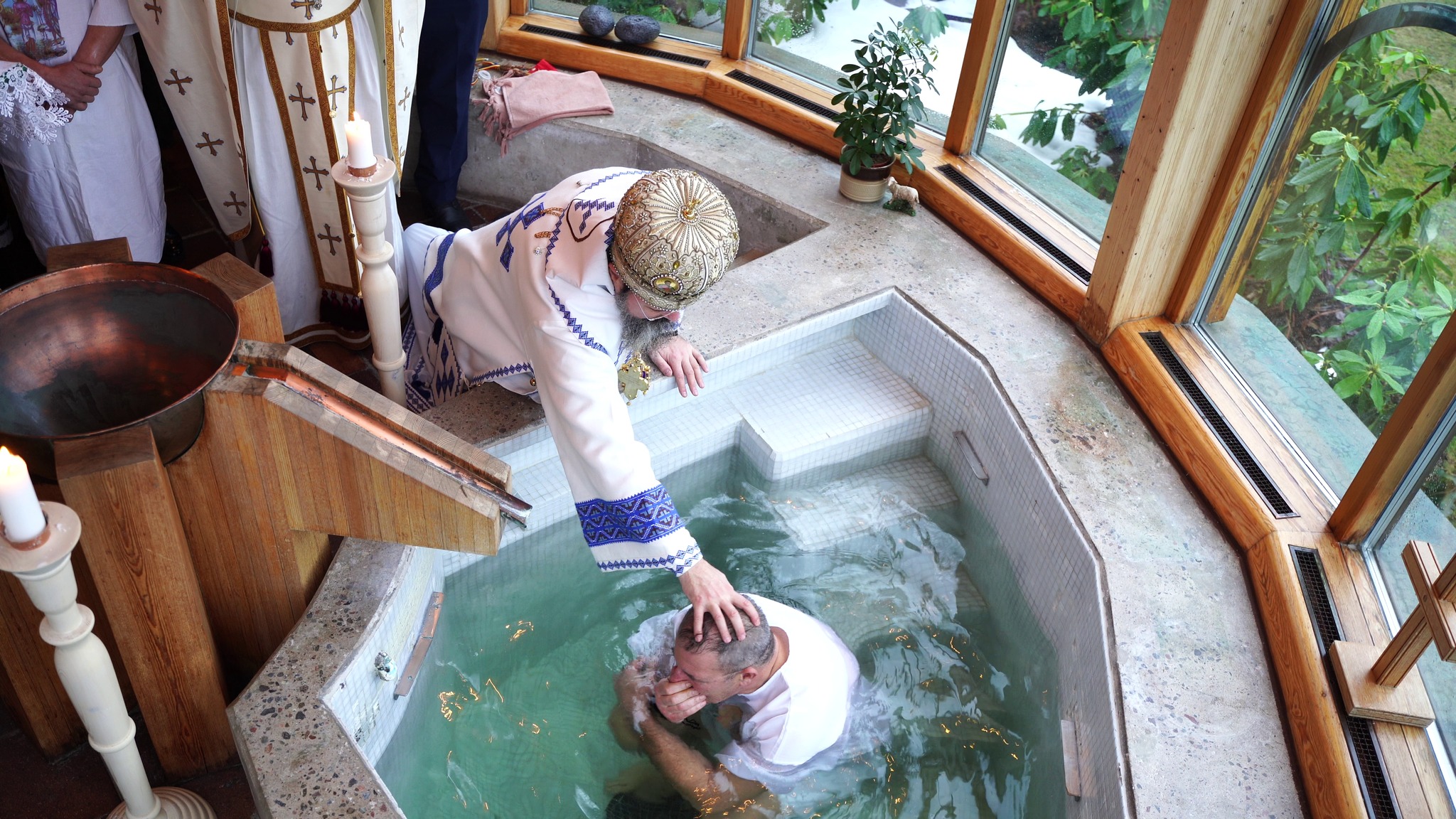 Episcopul Europei de Nord a botezat un italian și un român în biserica românească din Stockholm