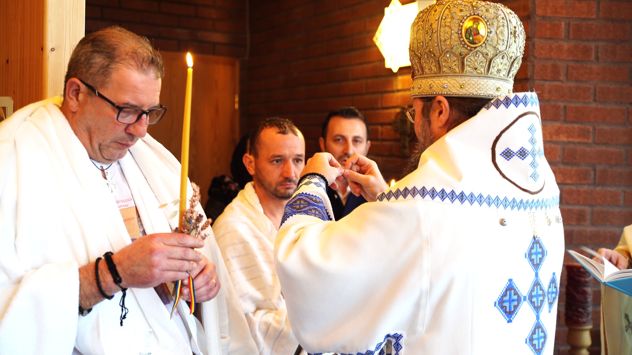 Episcopul Europei de Nord a botezat un italian și un român în biserica românească din Stockholm