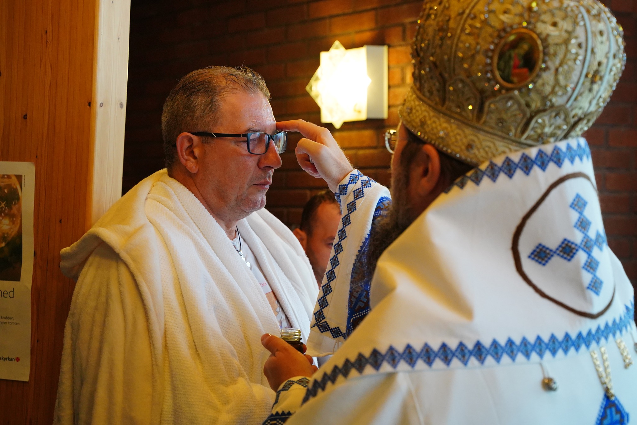 Episcopul Europei de Nord a botezat un italian și un român în biserica românească din Stockholm