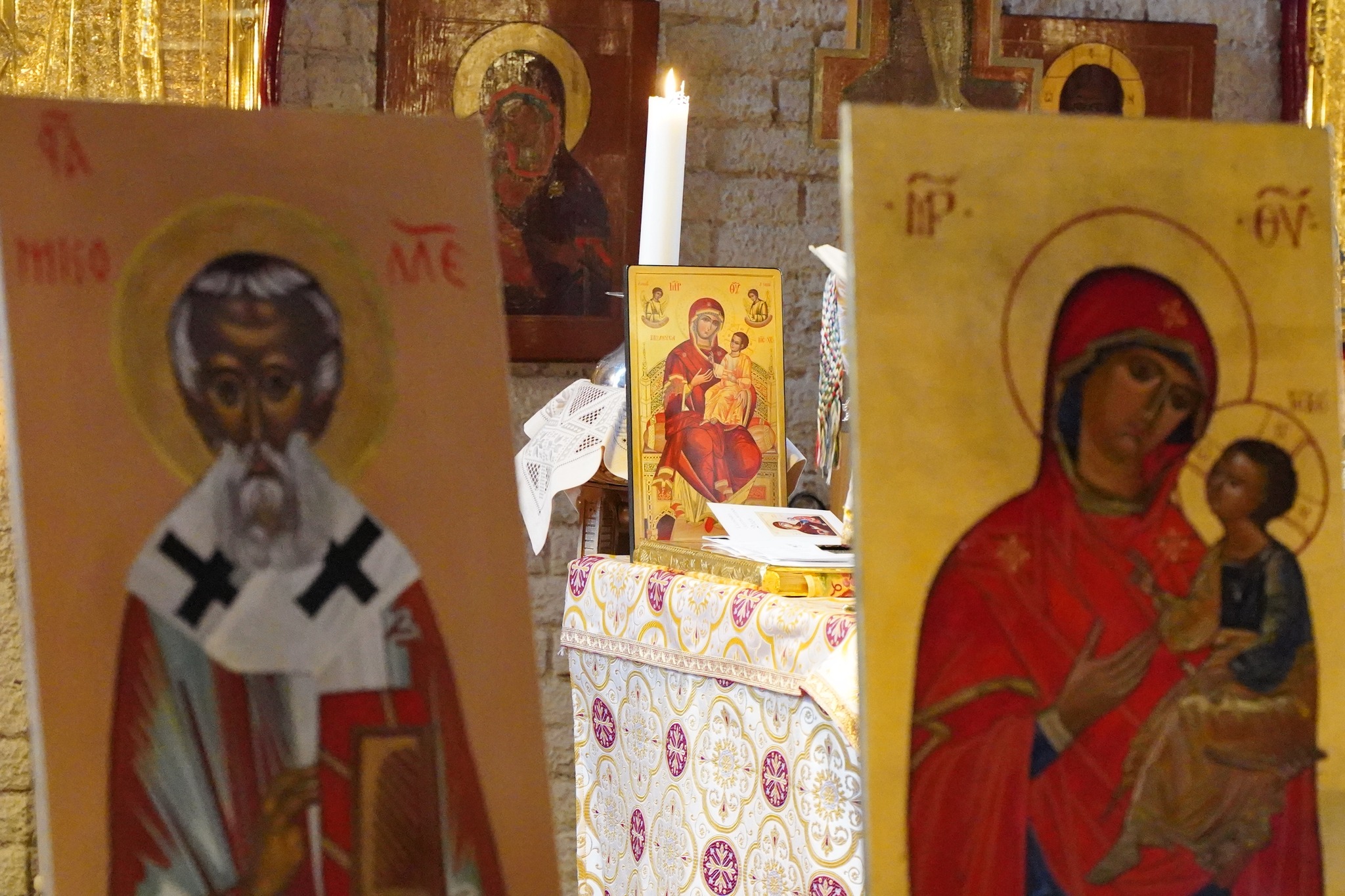 Episcopul Europei de Nord a botezat un italian și un român în biserica românească din Stockholm