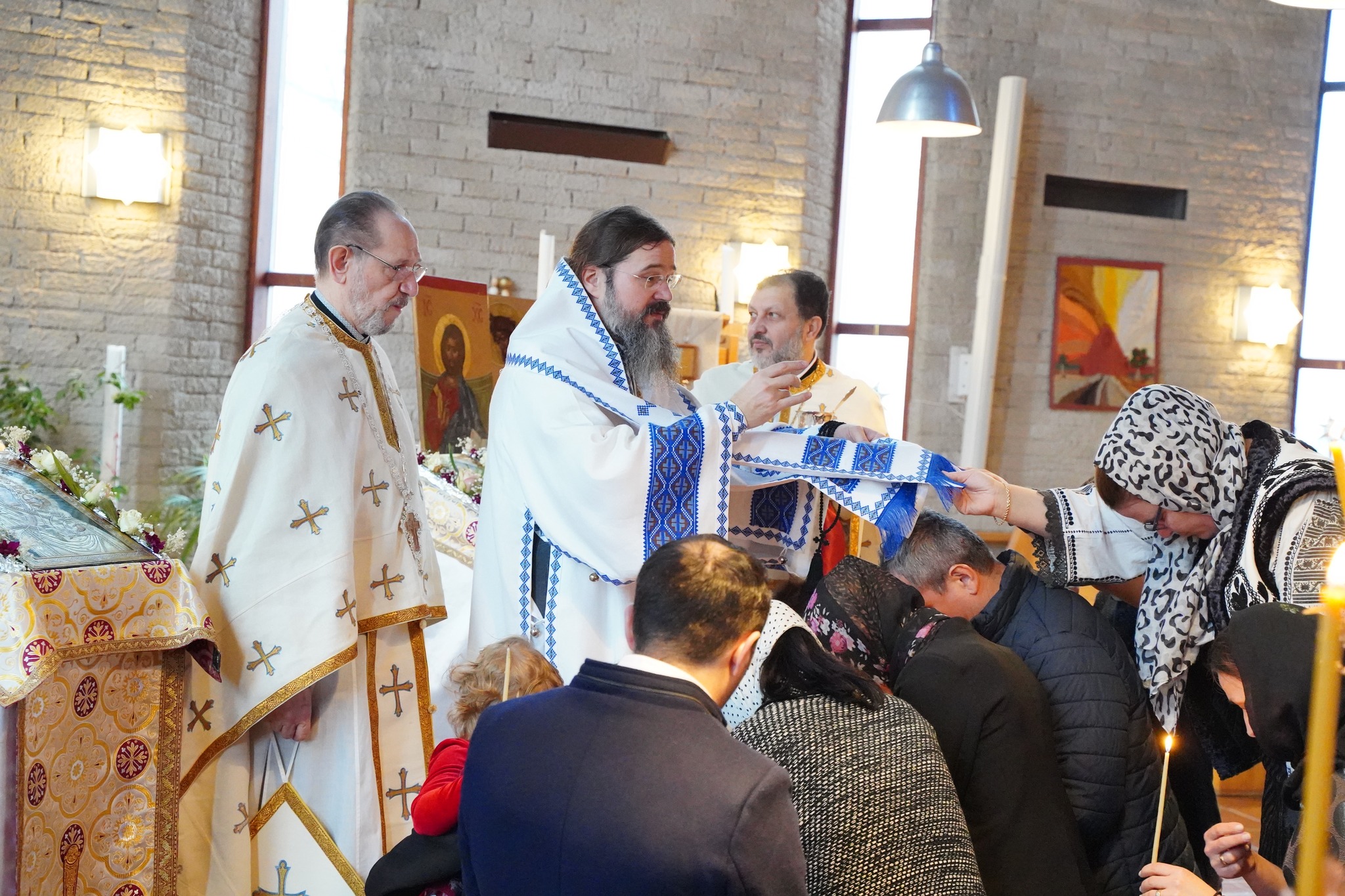 Episcopul Europei de Nord a botezat un italian și un român în biserica românească din Stockholm