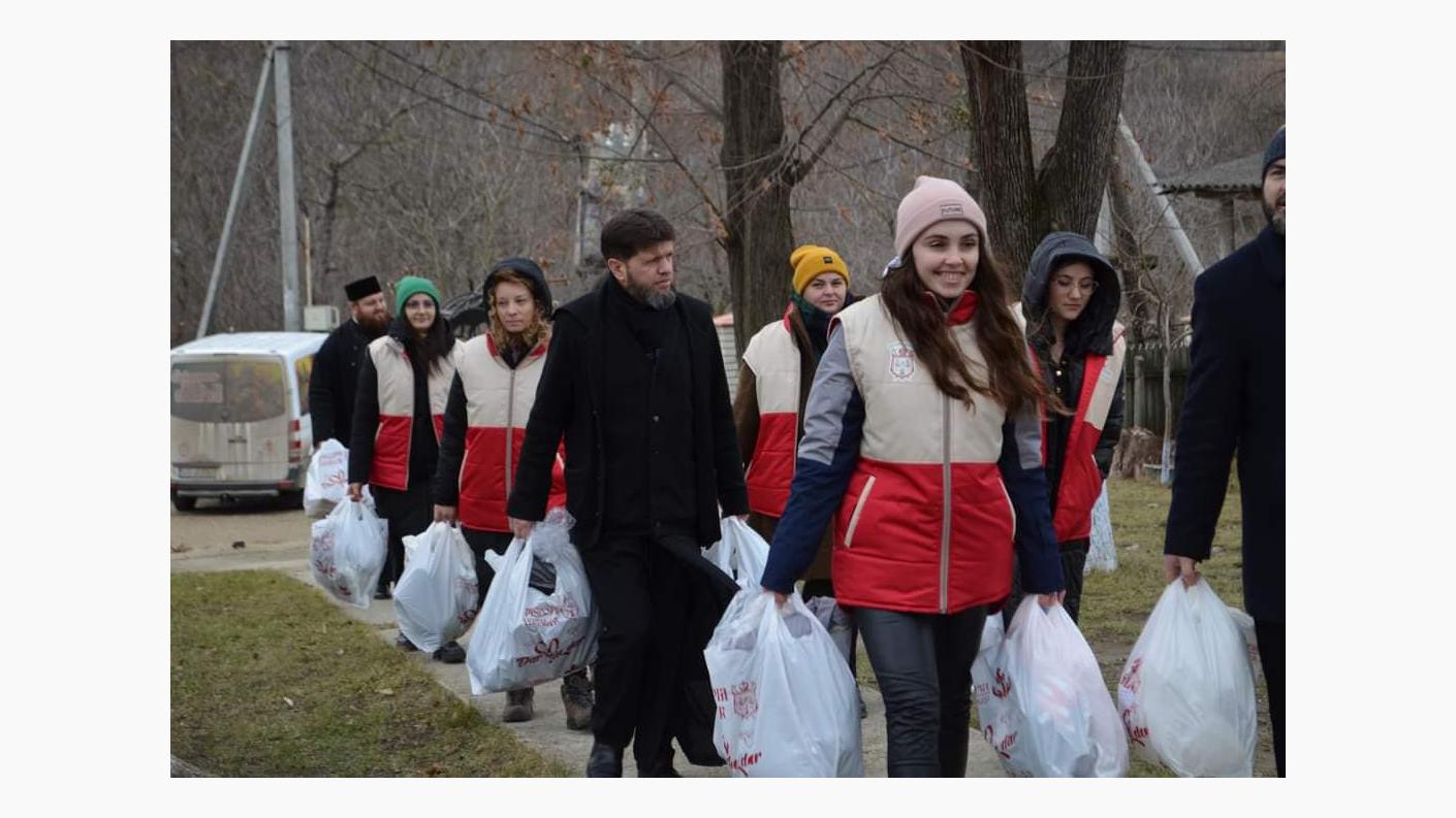 Caravana „Dar de Crăciun” a Episcopiei Hușilor a ajuns și în Basarabia