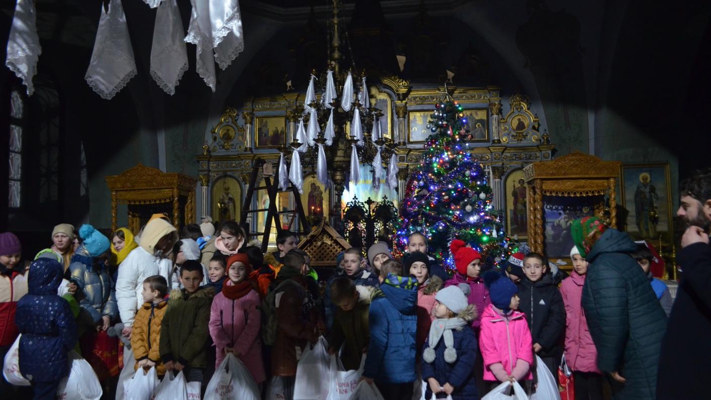 Caravana „Dar de Crăciun” a Episcopiei Hușilor a ajuns și în Basarabia