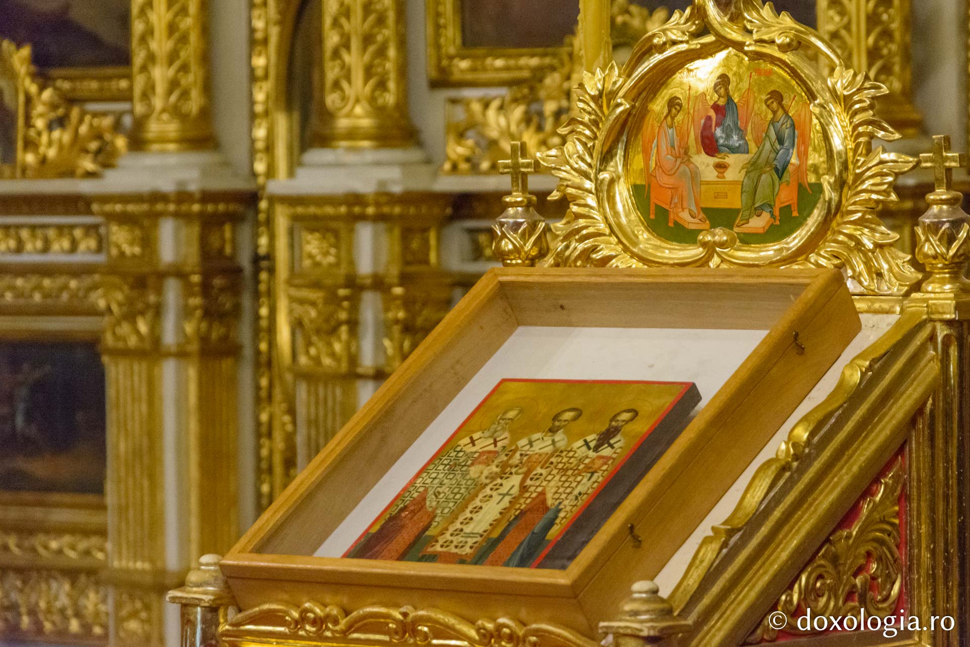 Sfinții Trei Ierarhi, sărbătoriți de studenții teologi ortodocși din capitala Moldovei