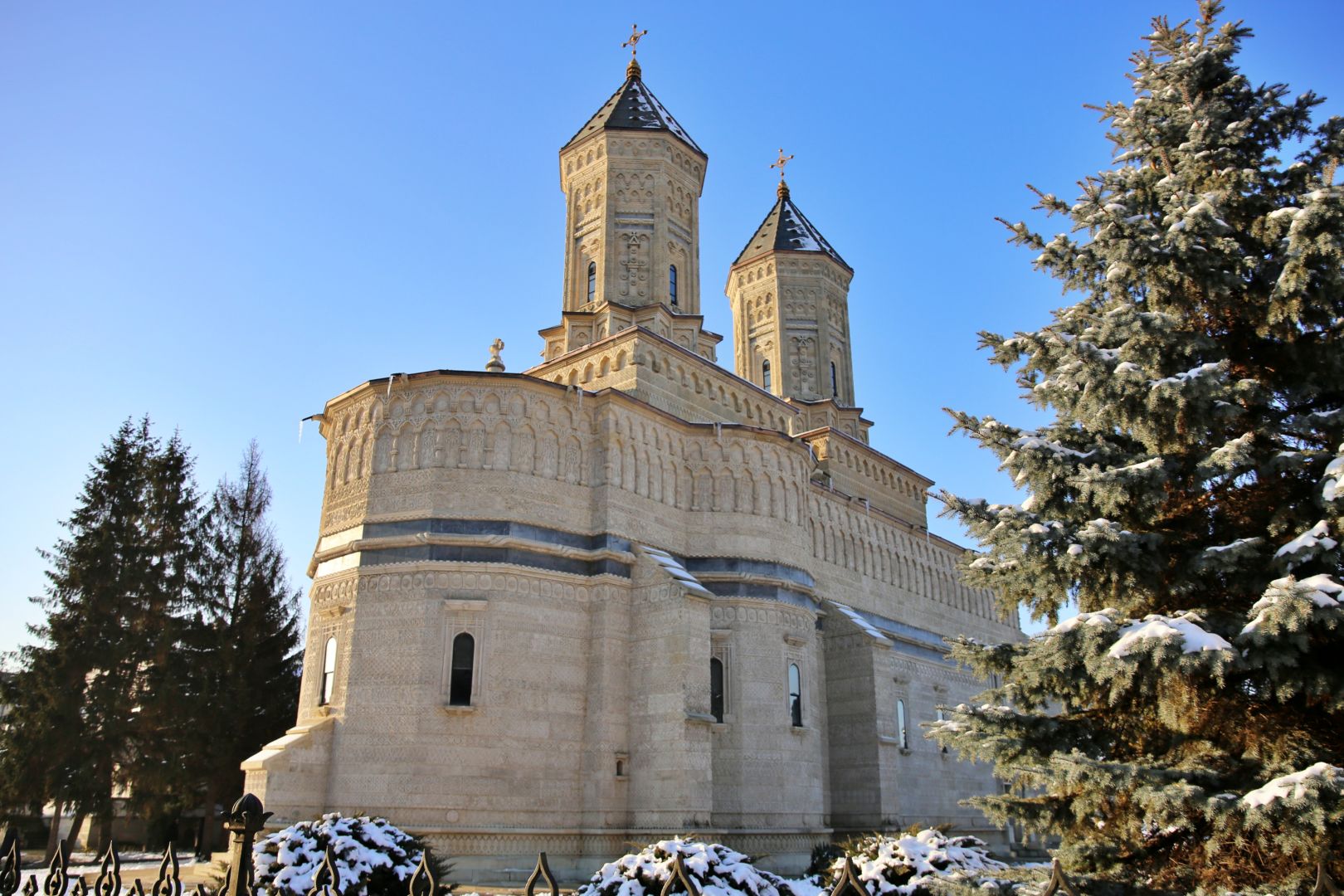 Foto: Flavius Popa „Cei trei luminători mai mari” au fost cinstiți la hramul Mănăstirii „Sfinții Trei Ierarhi” din Iași