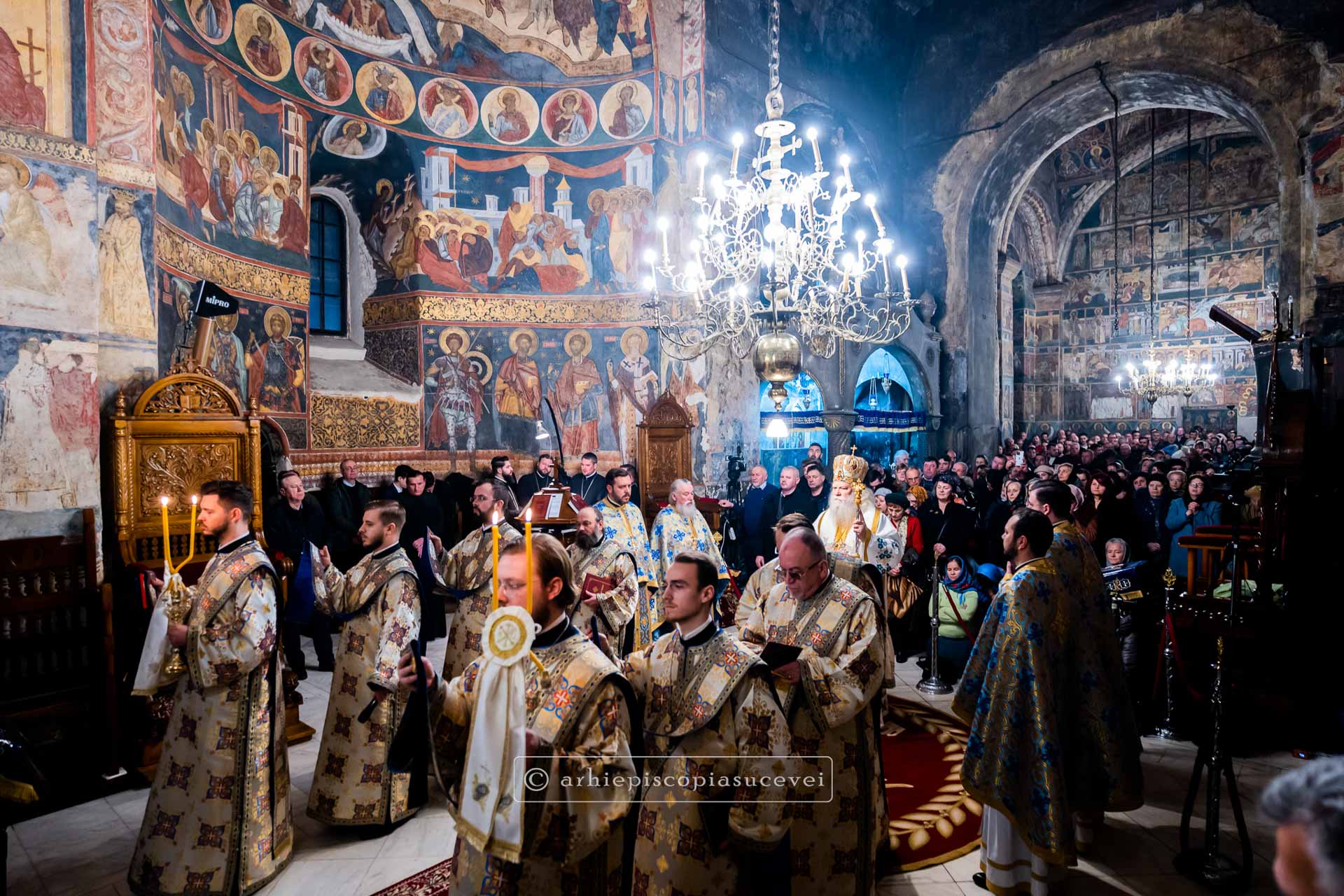 Sfânta Liturghie în noaptea dintre ani la Mănăstirea „Sfântul Ioan cel Nou de la Suceava”