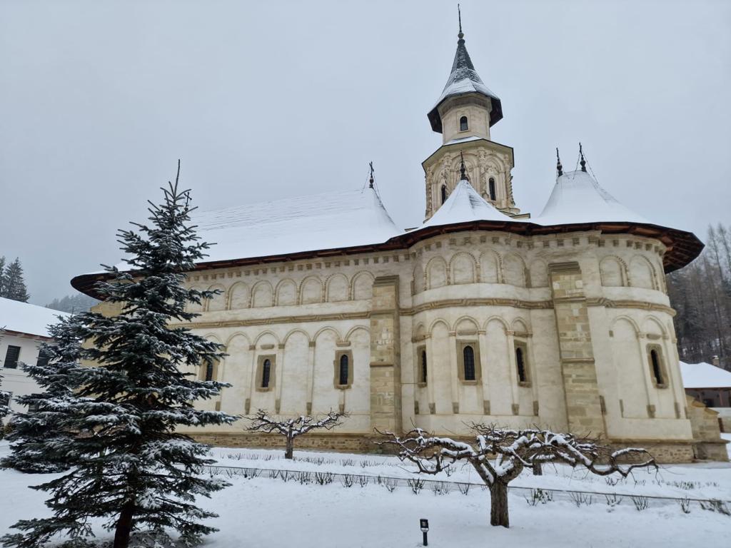 (Foto) Văl de nea peste Putna lui Ștefan