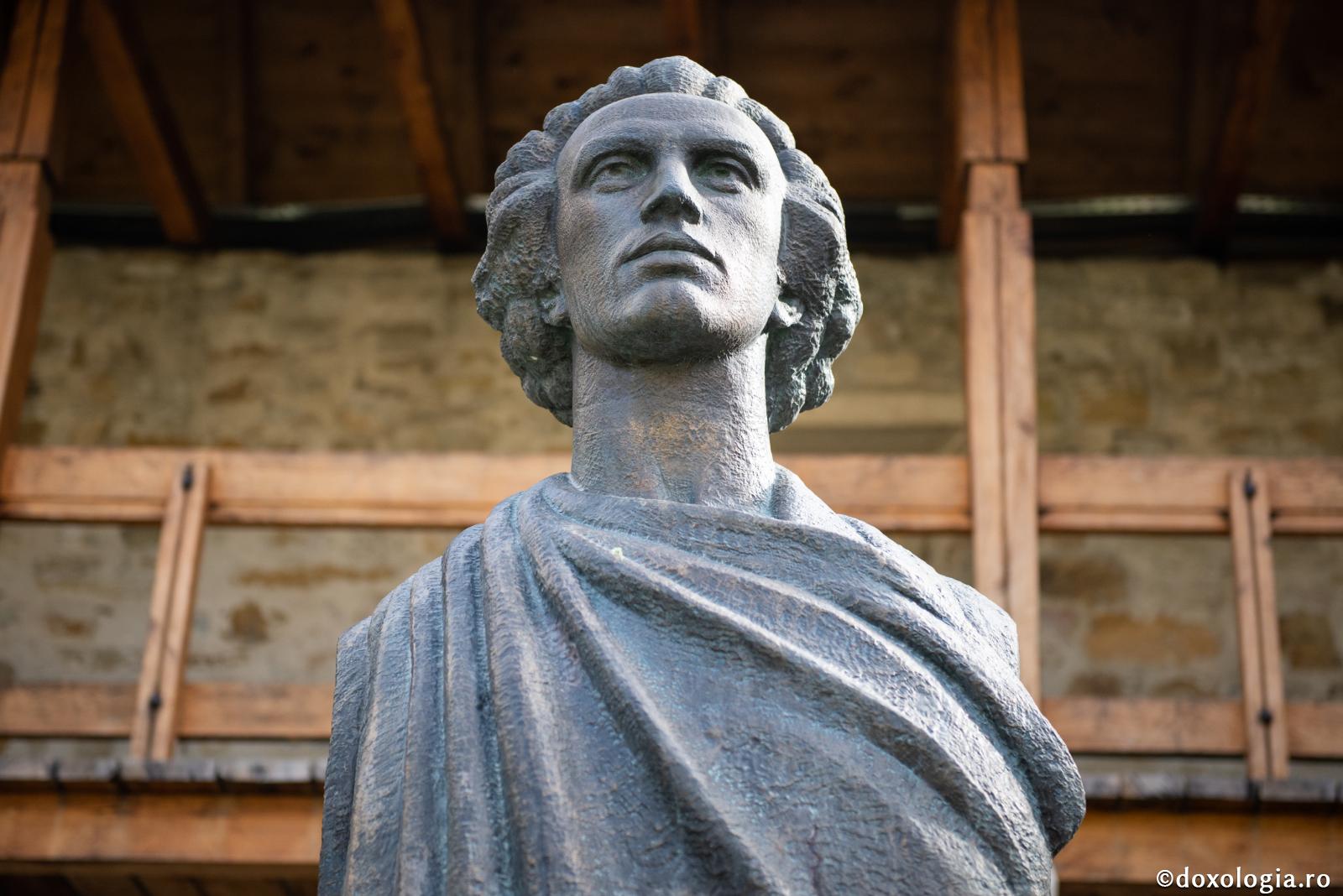 Eminescu fără de cuvinte, catedrală fără sfinți