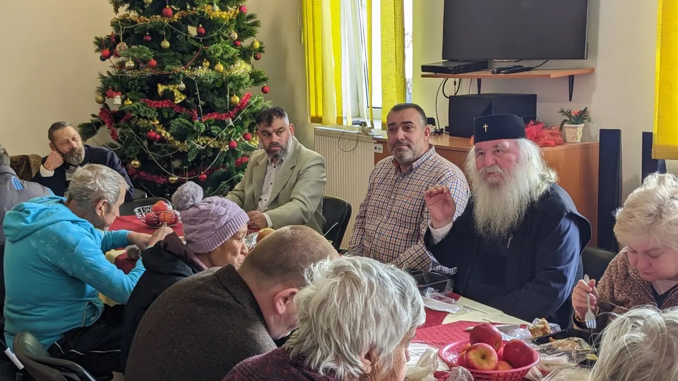 Mitropolitul Ioan și-a serbat onomastica la masă cu oamenii străzii