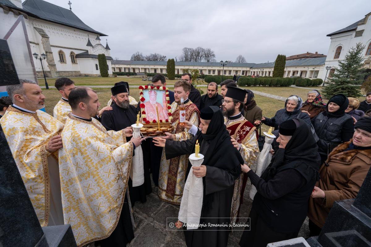 Parastas pentru Arhiepiscopul Eftimie, la Roman
