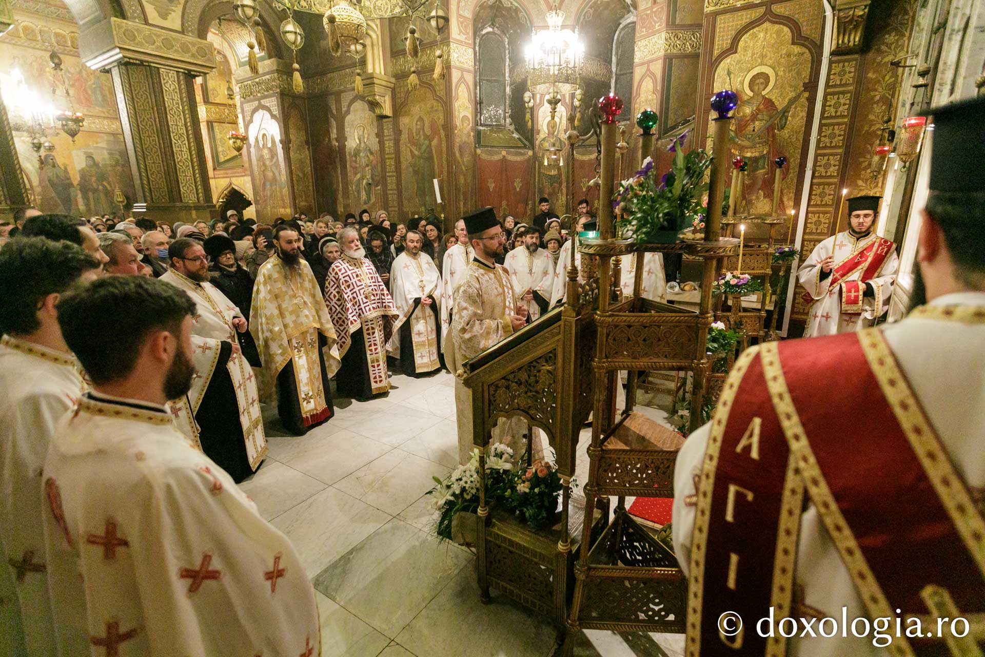 (Foto) Priveghere la hramul Mănăstirii Sfinții Trei Ierarhi din Iași 2023