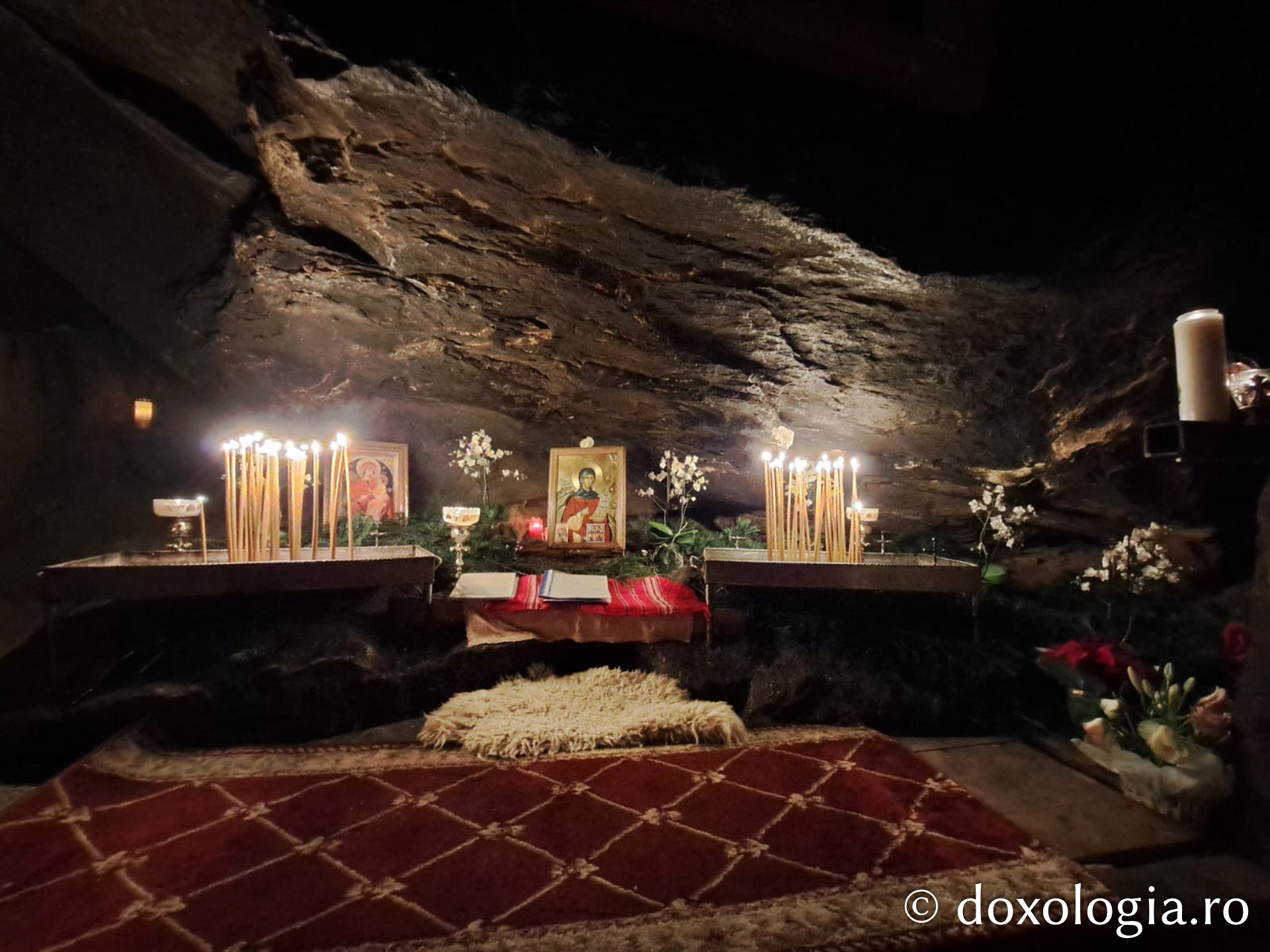 (Foto) Procesiune la peștera Sfintei Teodora de la Sihla în noaptea trecerii dintre ani