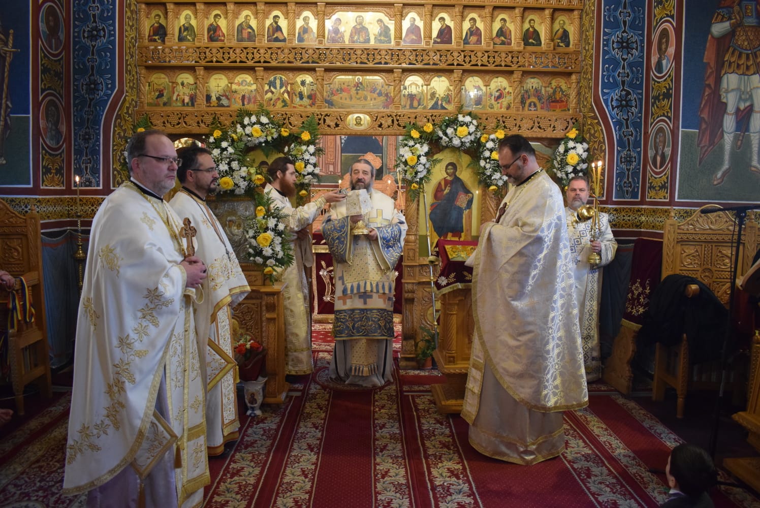 Medicii și pacienții spitalului din Pașcani l-au cinstit ieri pe Sfântul Ioan Botezătorul