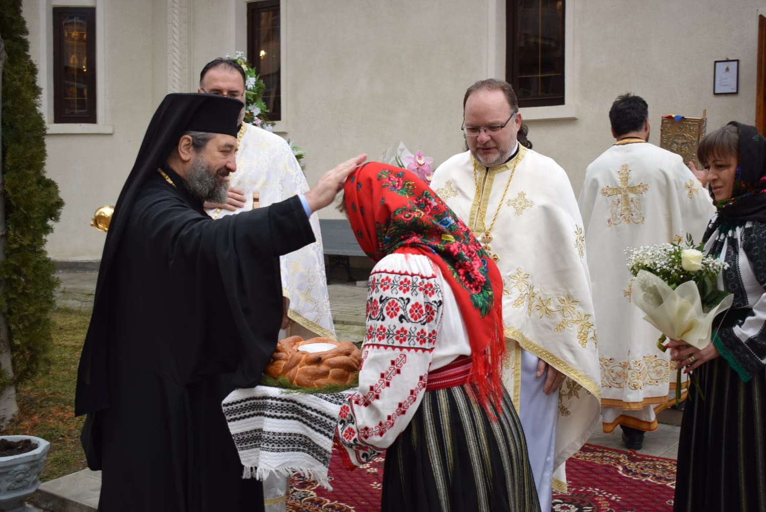 Medicii și pacienții spitalului din Pașcani l-au cinstit ieri pe Sfântul Ioan Botezătorul