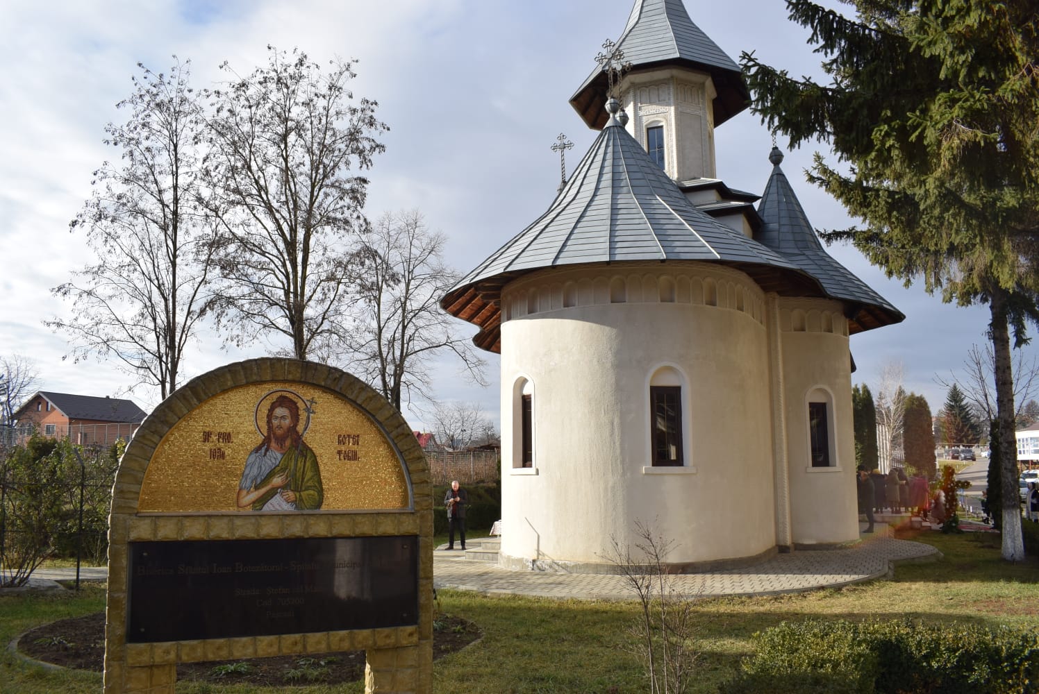 Medicii și pacienții spitalului din Pașcani l-au cinstit ieri pe Sfântul Ioan Botezătorul