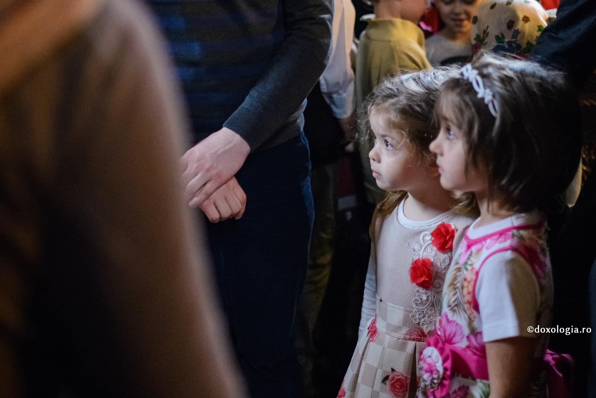 Să facem scenarii și repetiții cu cei mici pentru situațiile care se repetă frecvent / Foto: Oana Nechifor copile în rochiță
