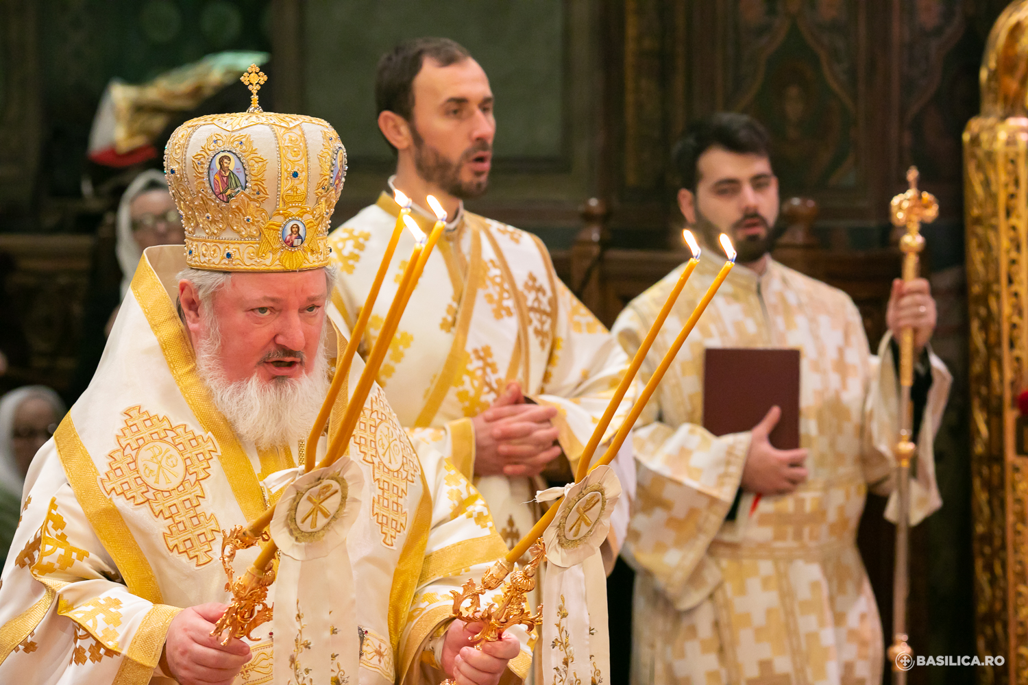 Episcopii vicari Varlaam Ploieșteanul și Timotei Prahoveanul au oficiat Liturghia Sfântului Vasile cel Mare în prima zi din 2023