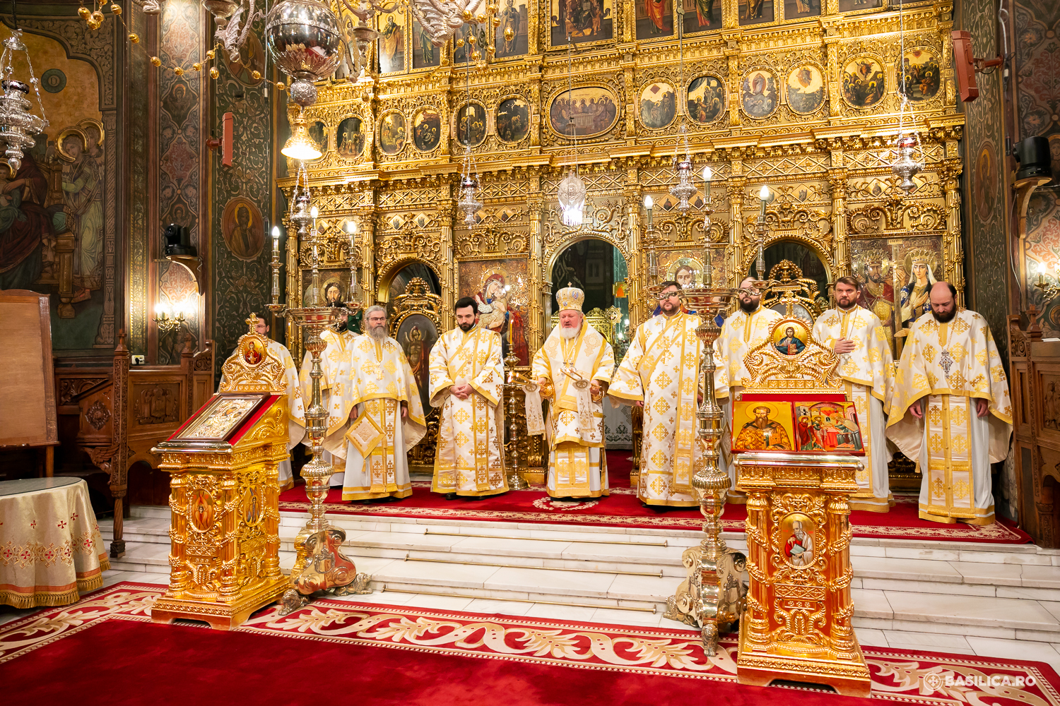 Episcopii vicari Varlaam Ploieșteanul și Timotei Prahoveanul au oficiat Liturghia Sfântului Vasile cel Mare în prima zi din 2023